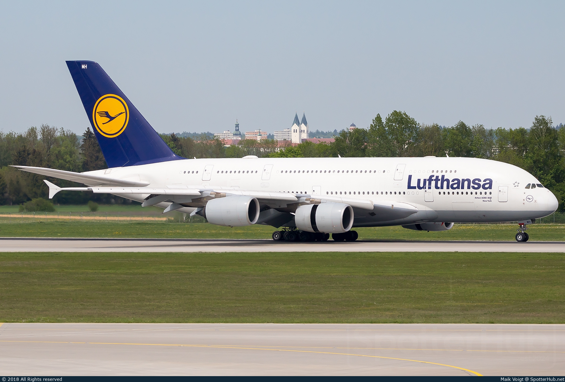 Photo of D-AIMH - Airbus A380-841 operated by Lufthansa