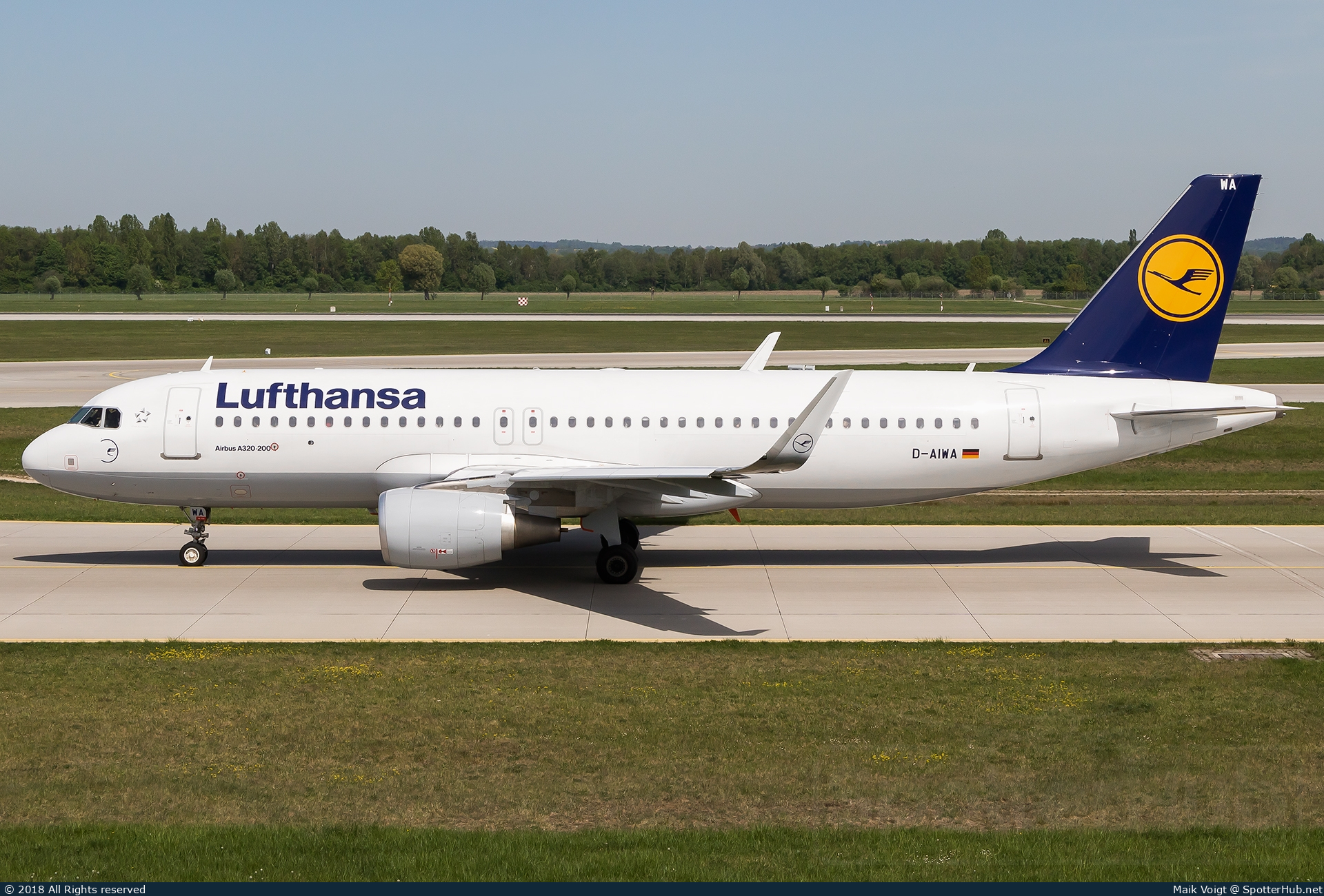 Photo of D-AIWA - Airbus A320-214 operated by Lufthansa