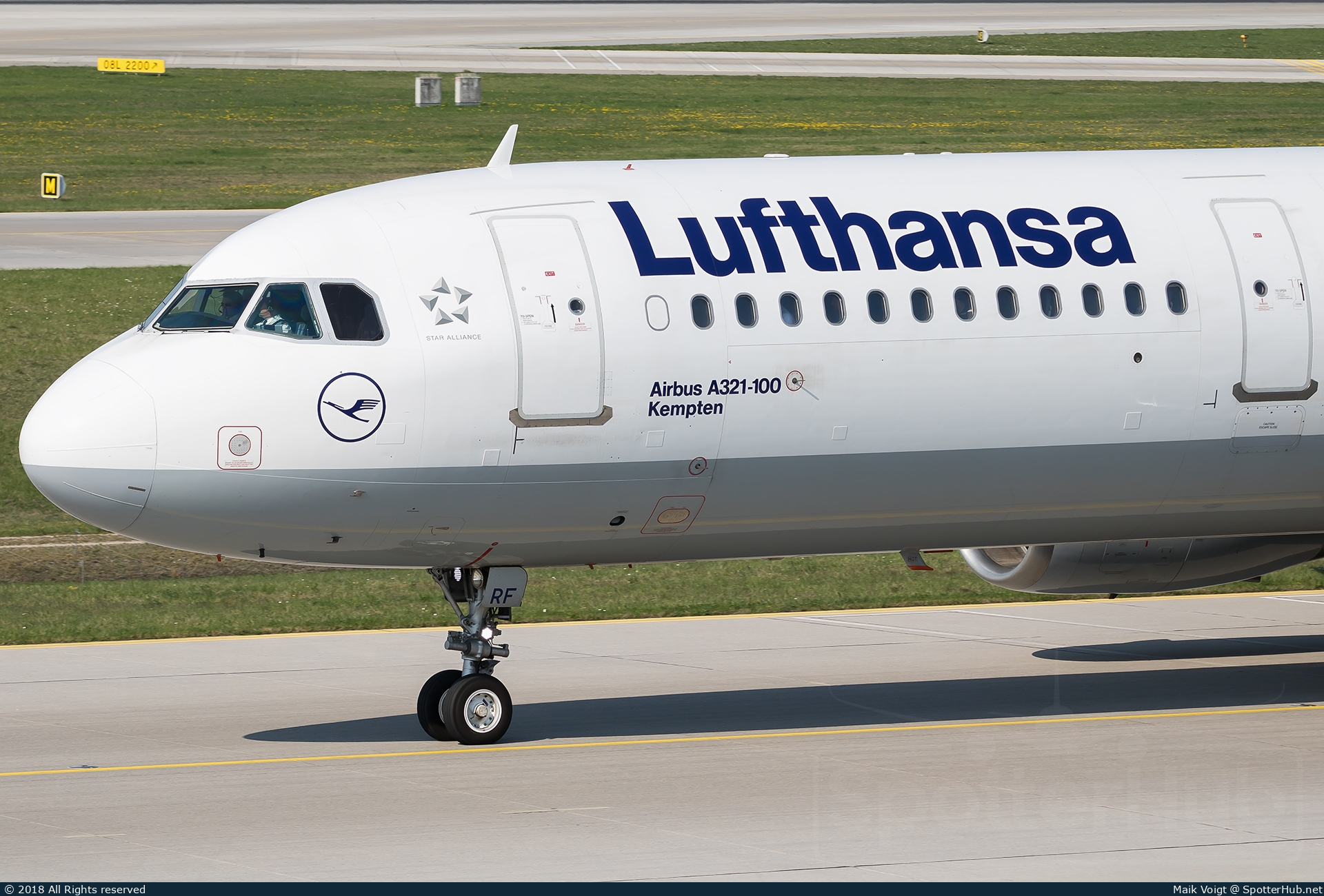 Photo of D-AIRF - Airbus A321-131 operated by Lufthansa