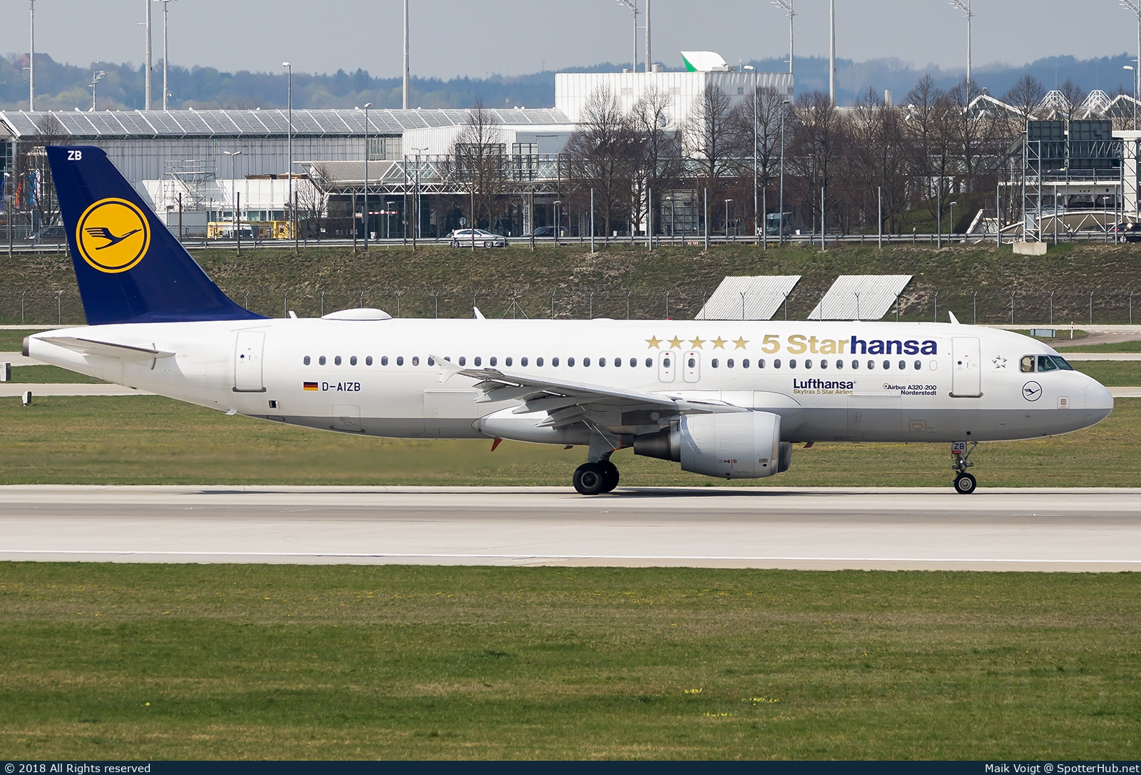 Photo of D-AIZB - Airbus A320-214 operated by Lufthansa