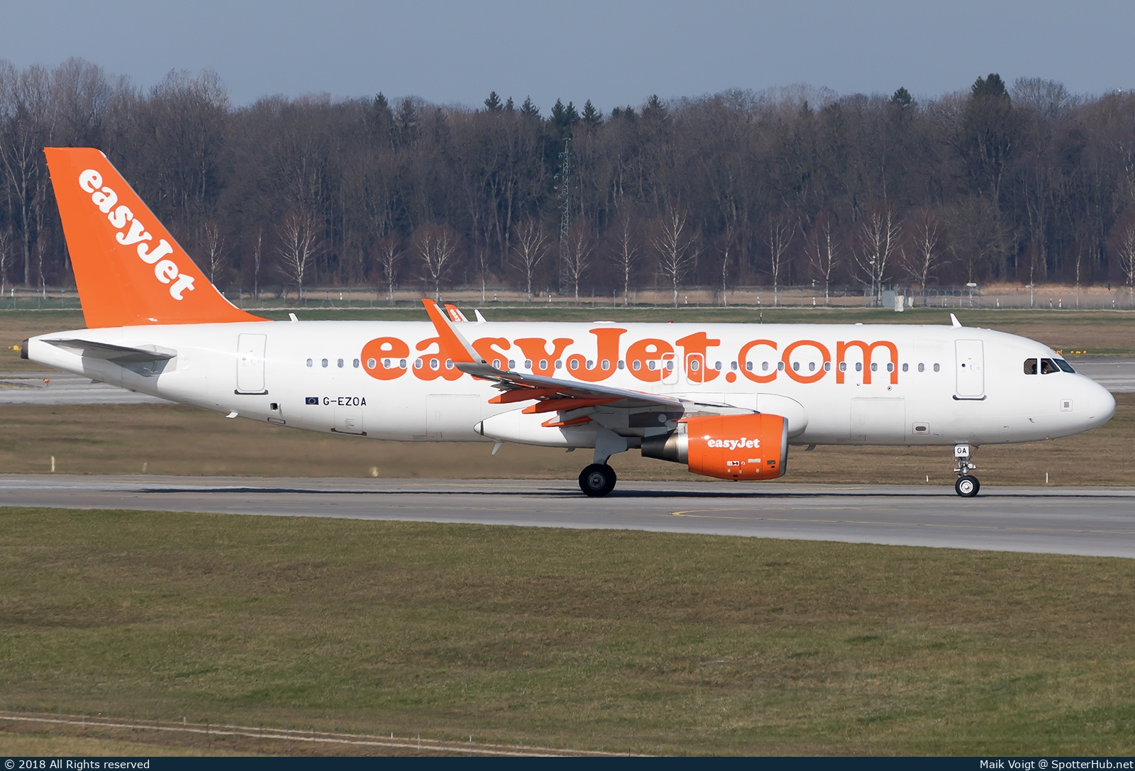 Photo of G-EZOA - Airbus A320-214 operated by easyJet