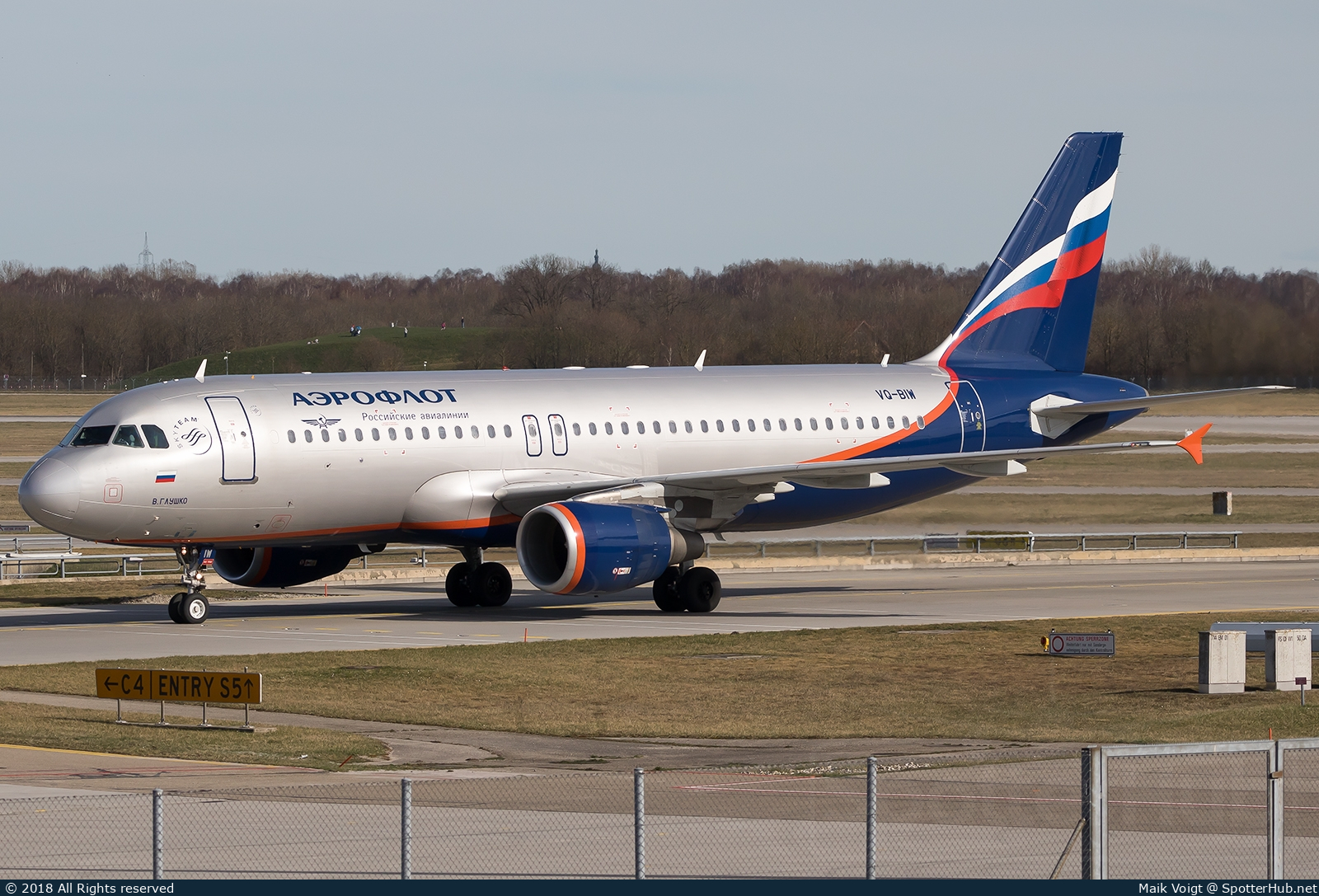 Photo of VQ-BIW - Airbus A320-214 operated by Aeroflot