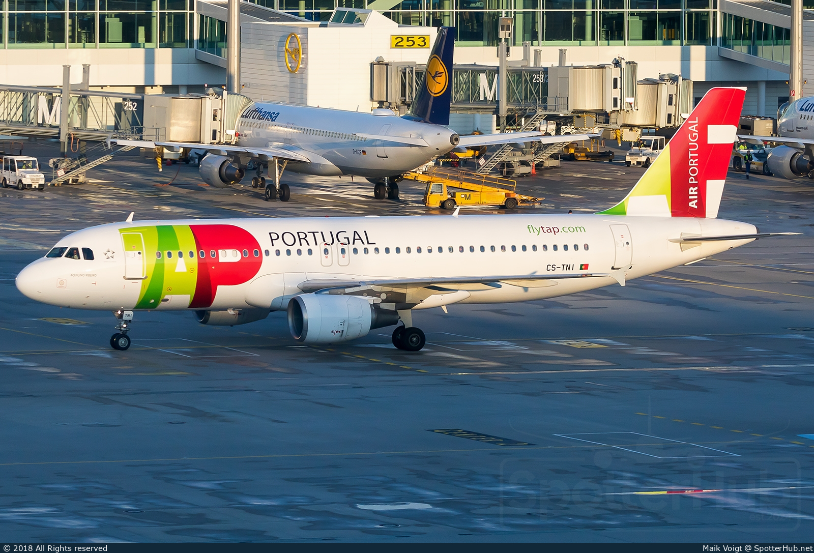 Photo of CS-TNI - Airbus A320-214 operated by TAP Air Portugal