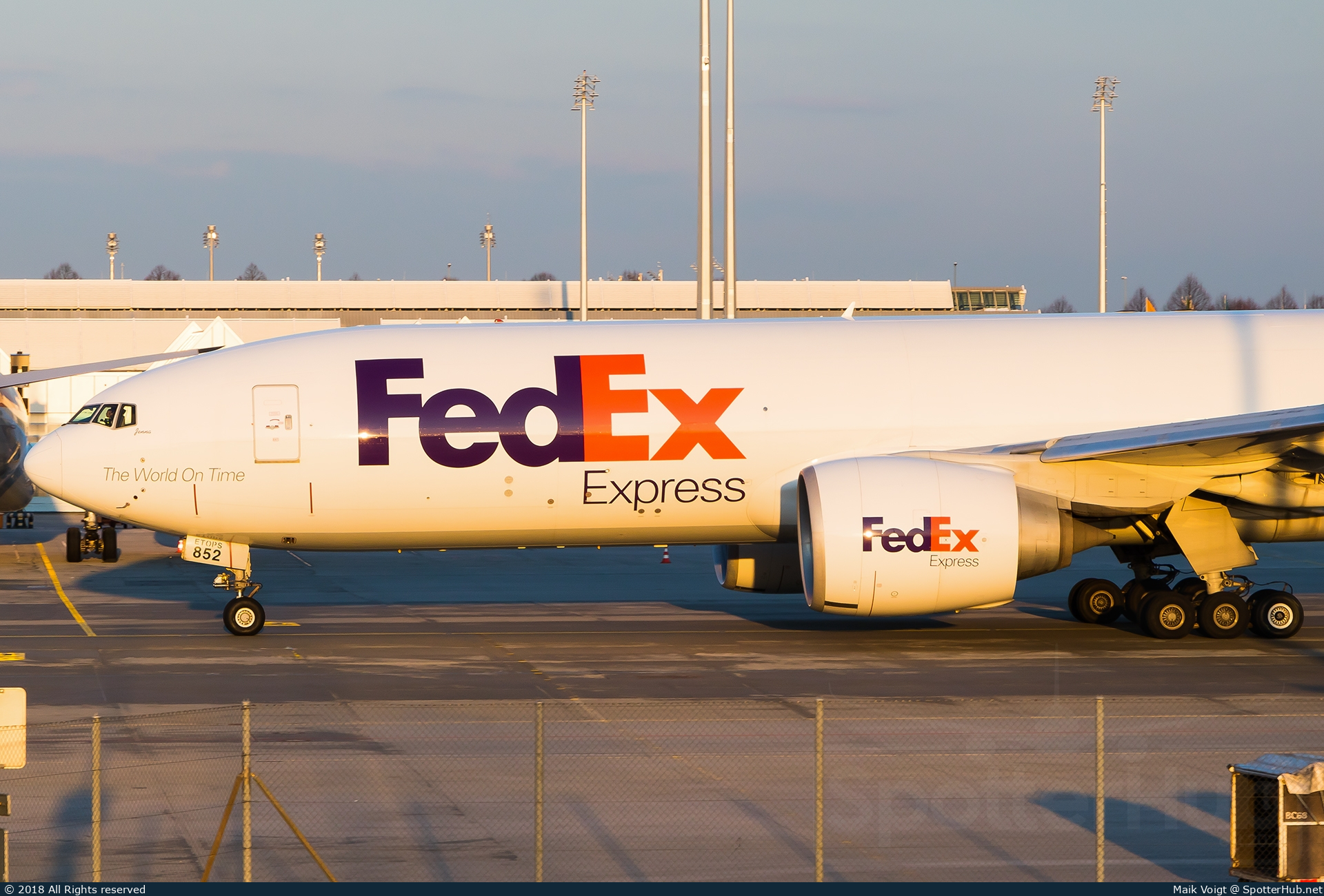Photo of N852FD - Boeing 777-FS2 operated by FedEx