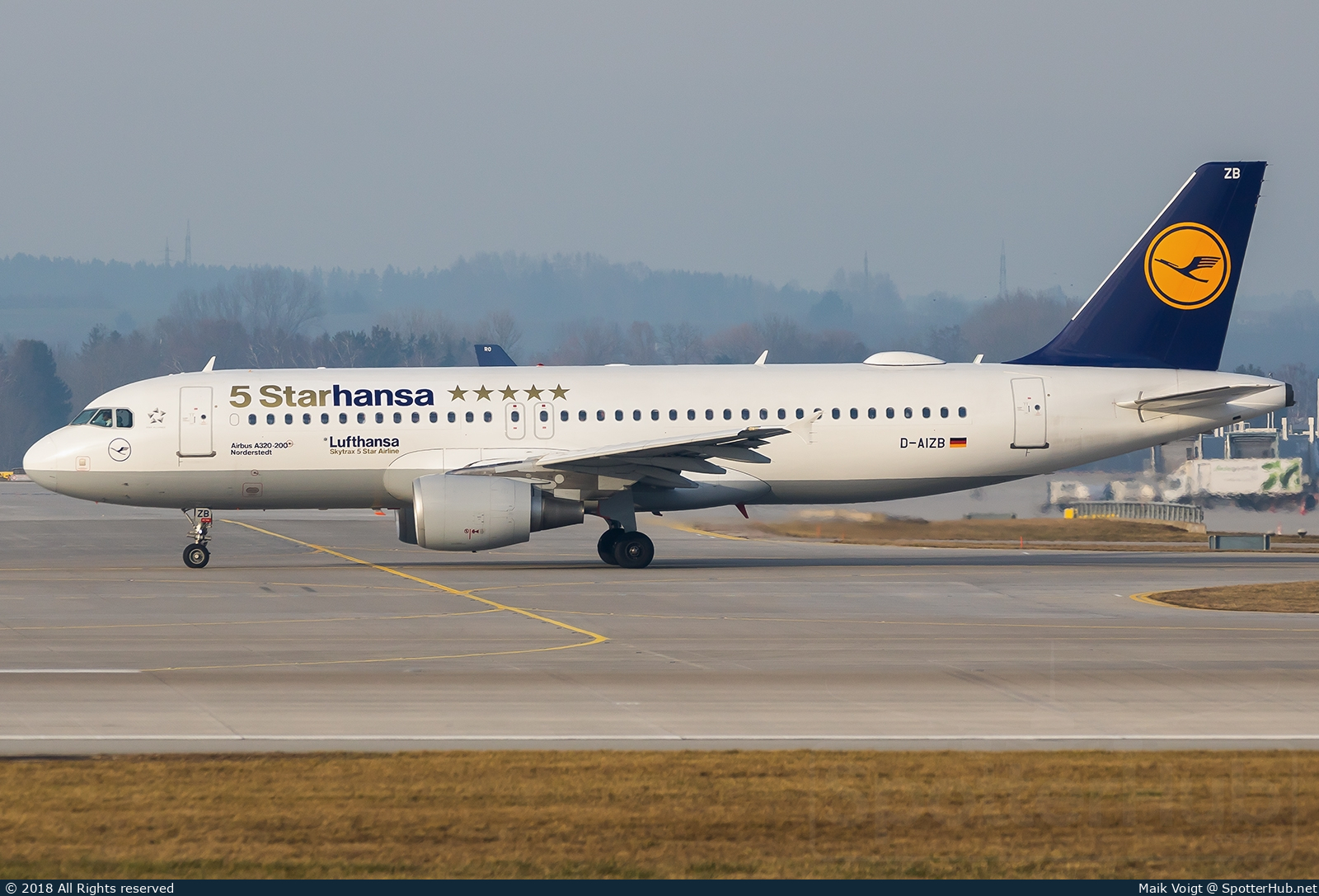 Photo of D-AIZB - Airbus A320-214 operated by Lufthansa