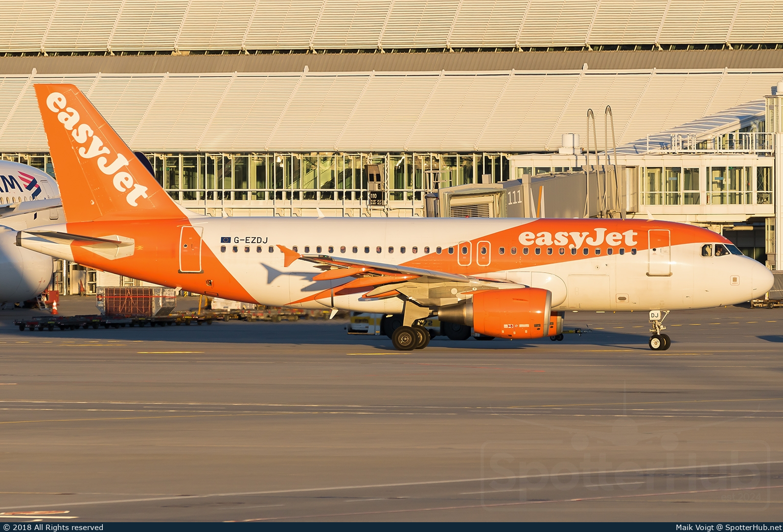 Photo of G-EZDJ - Airbus A319-111 operated by easyJet
