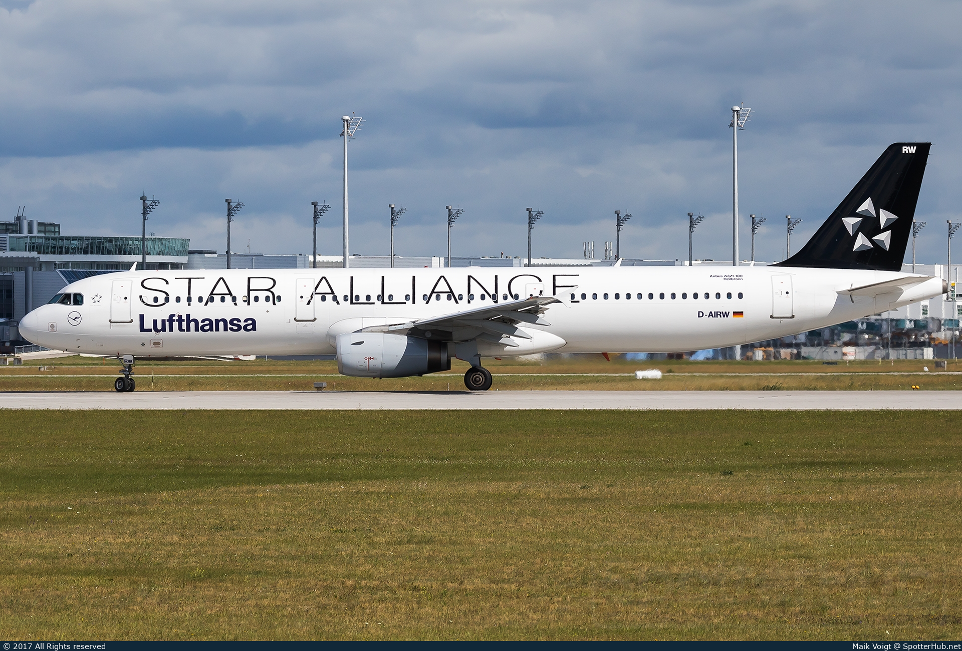 Photo of D-AIRW - Airbus A321-131 operated by Lufthansa