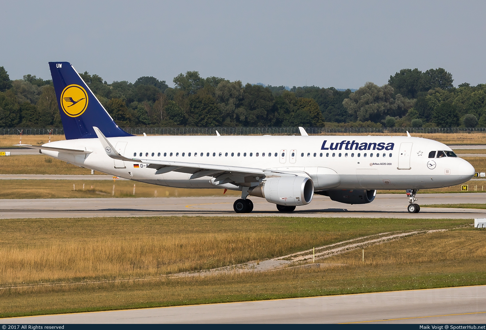 Photo of D-AIUW - Airbus A320-214 operated by Lufthansa