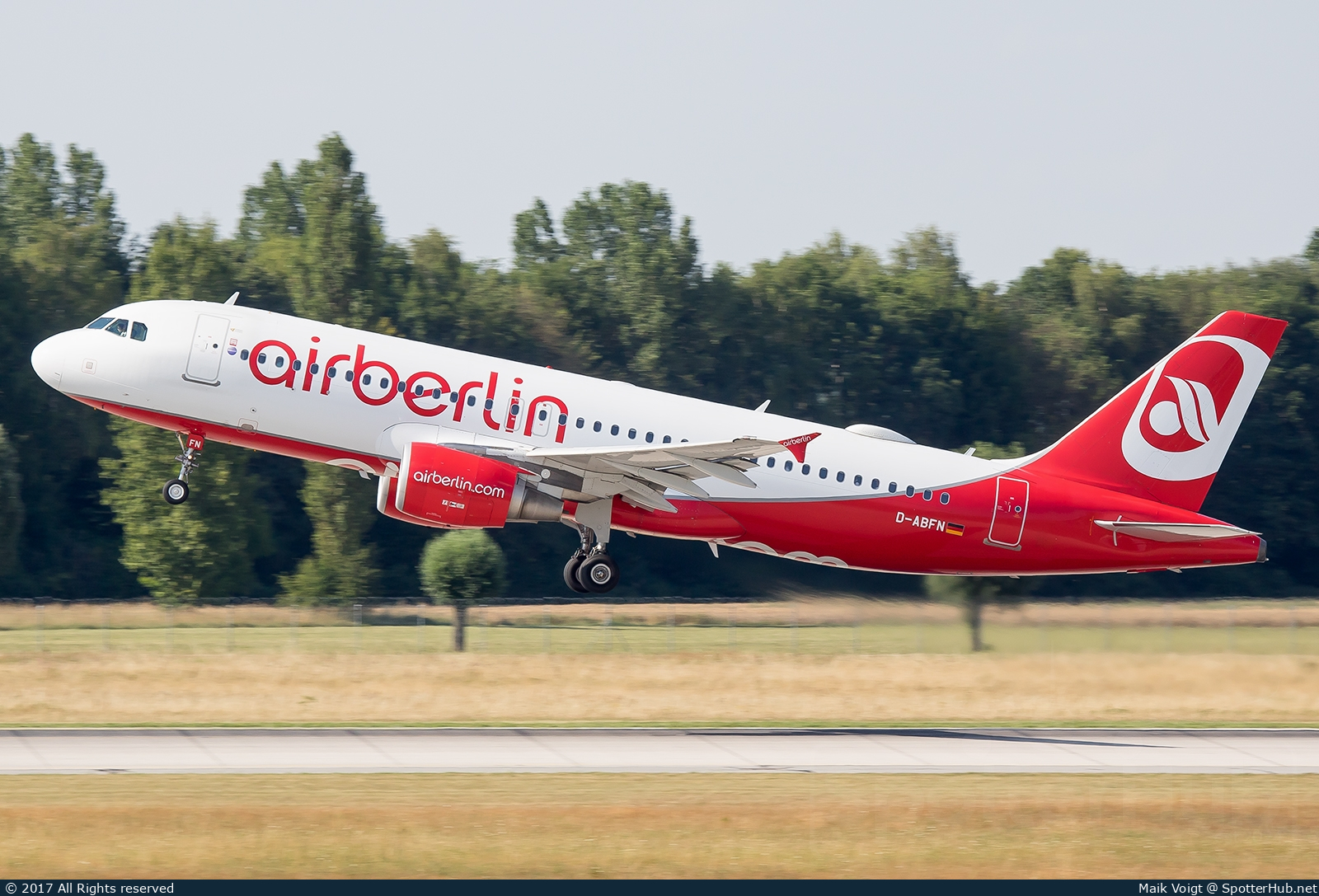 Photo of D-ABFN - Airbus A320-214 operated by Air Berlin