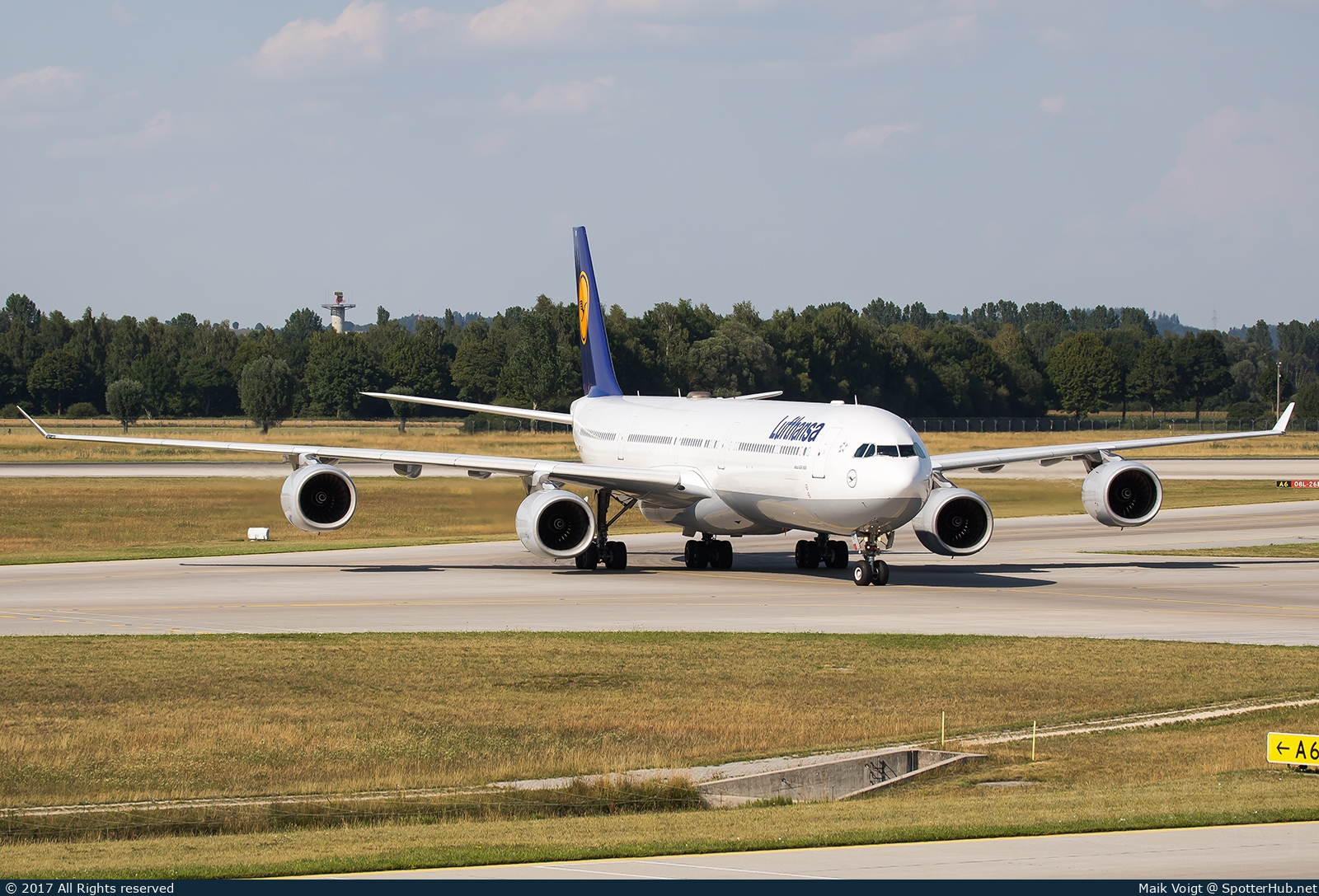 Photo of D-AIHY - Airbus A340-642 operated by Lufthansa