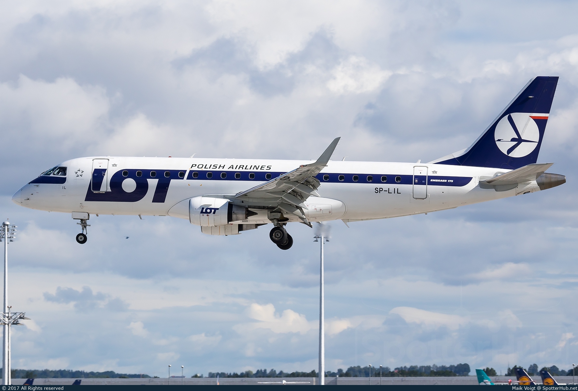 Photo of SP-LIL - Embraer ERJ-175LR operated by LOT Polish Airlines