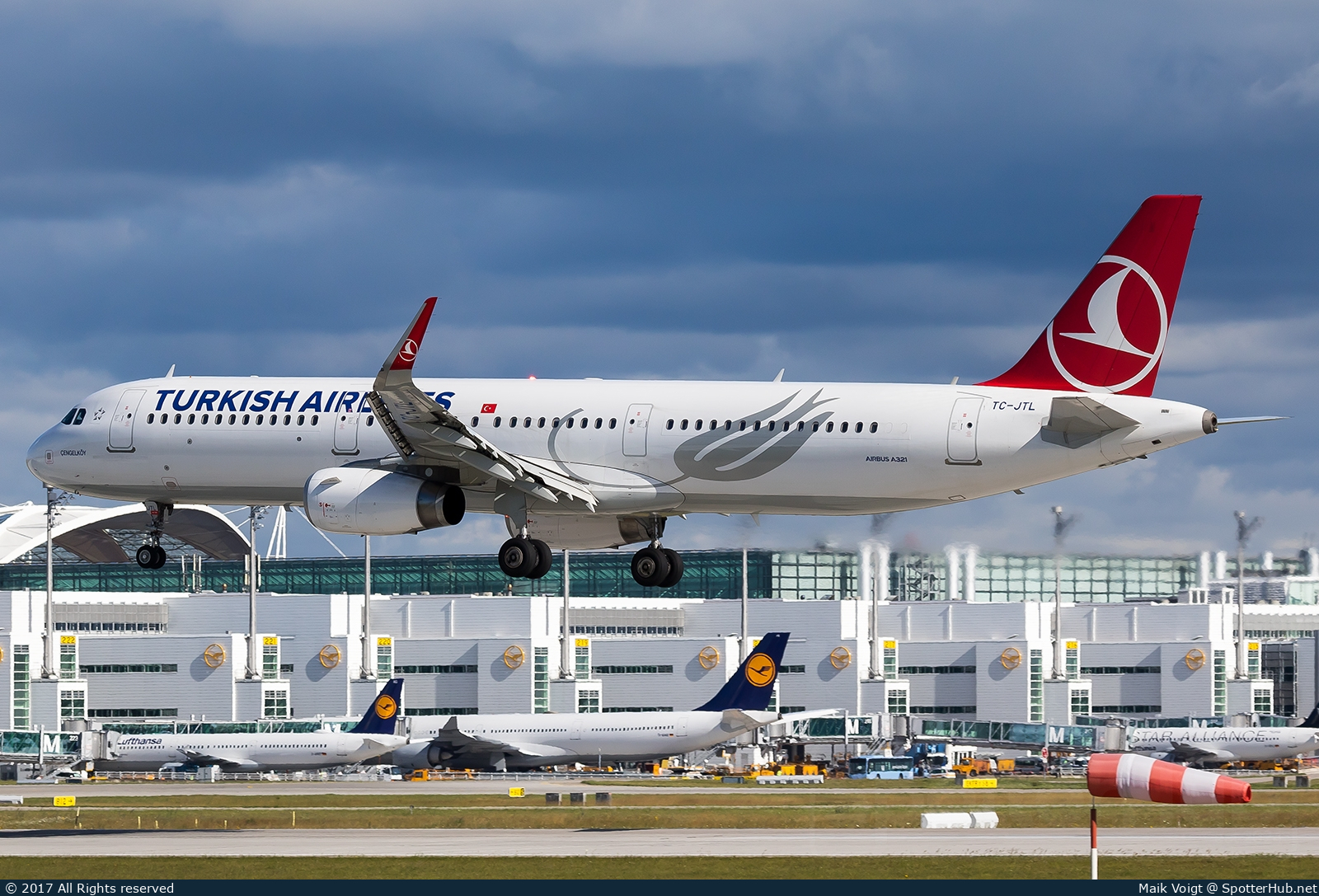 Photo of TC-JTL - Airbus A321-231 operated by Turkish Airlines