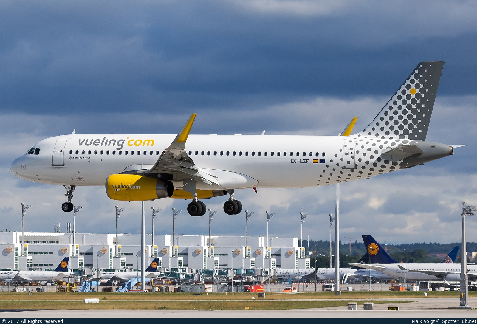Photo of EC-LZF - Airbus A320-232 operated by Vueling