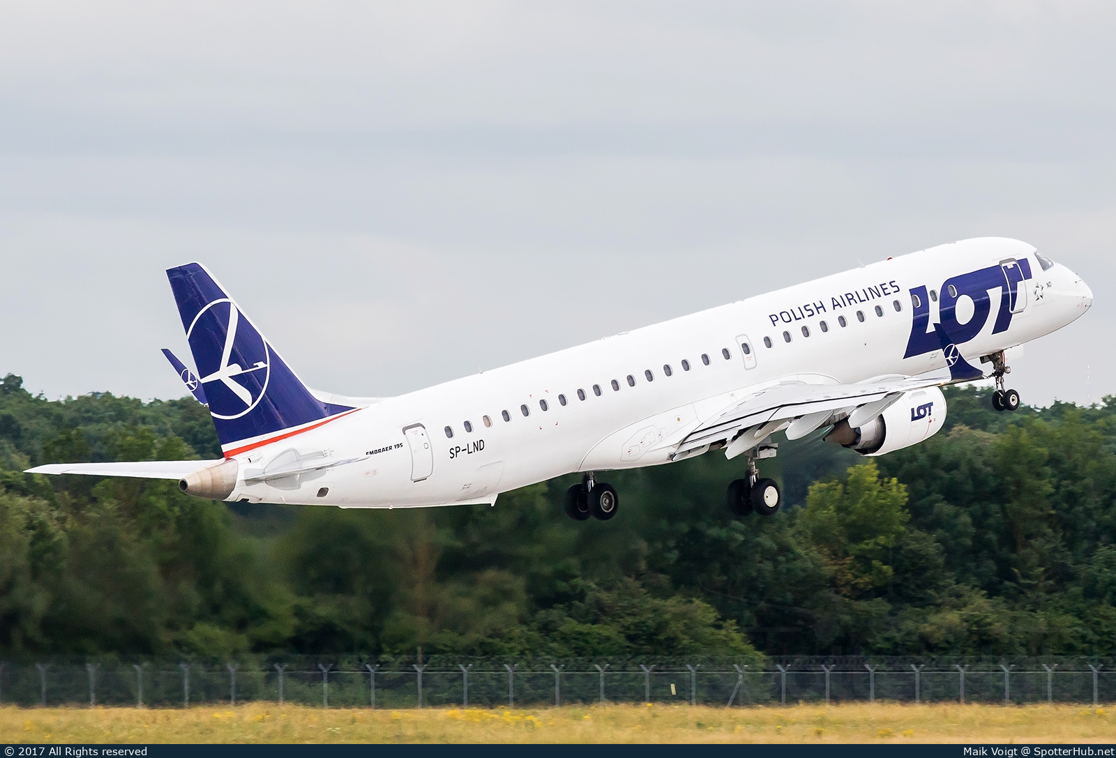 Photo of SP-LND - Embraer ERJ-195LR operated by LOT Polish Airlines