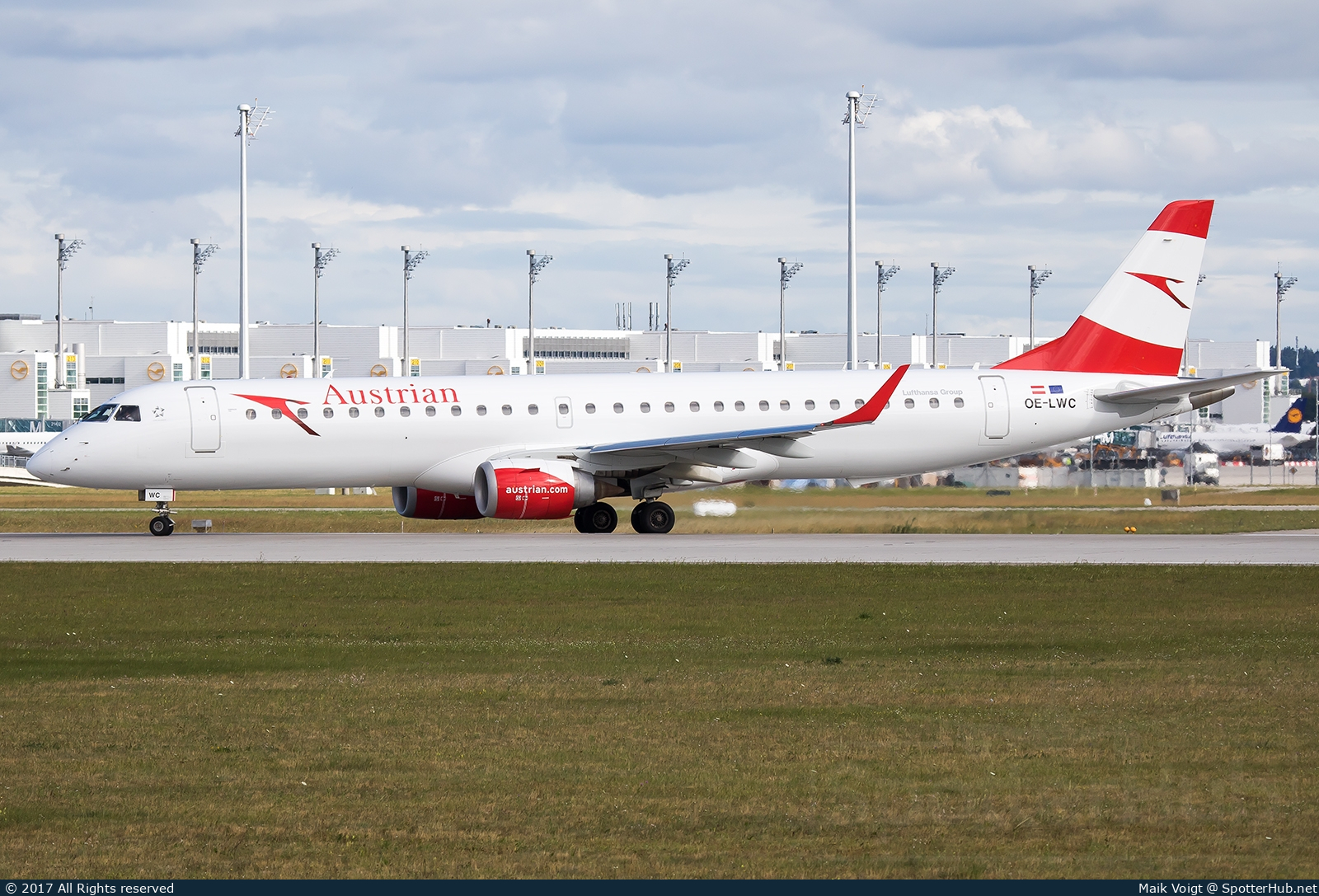 Photo of OE-LWC - Embraer ERJ-195LR operated by Austrian Airlines