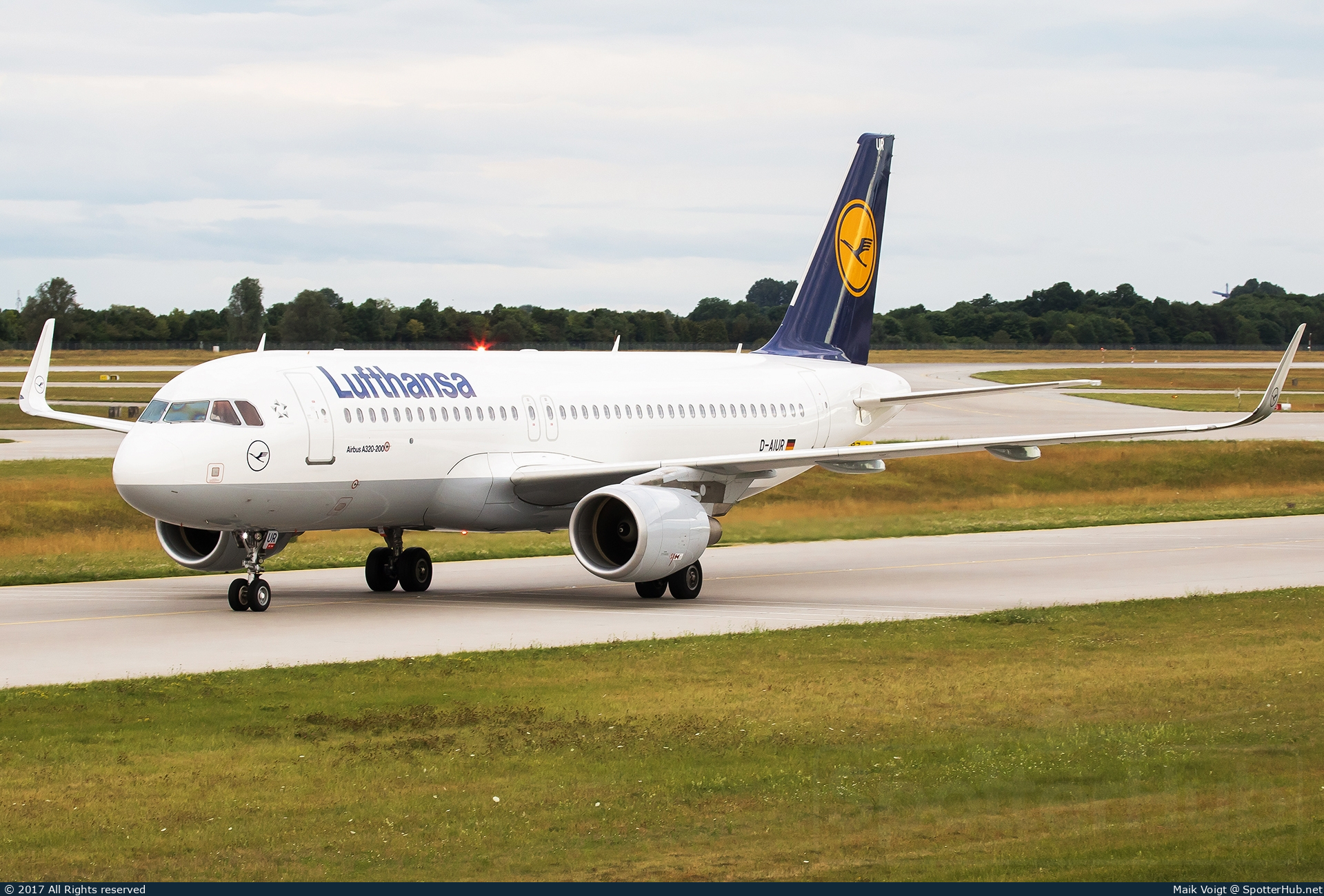 Photo of D-AIUR - Airbus A320-214 operated by Lufthansa