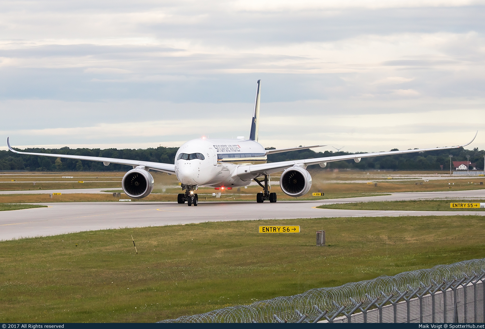 Photo of 9V-SMG - Airbus A350-941 operated by Singapore Airlines