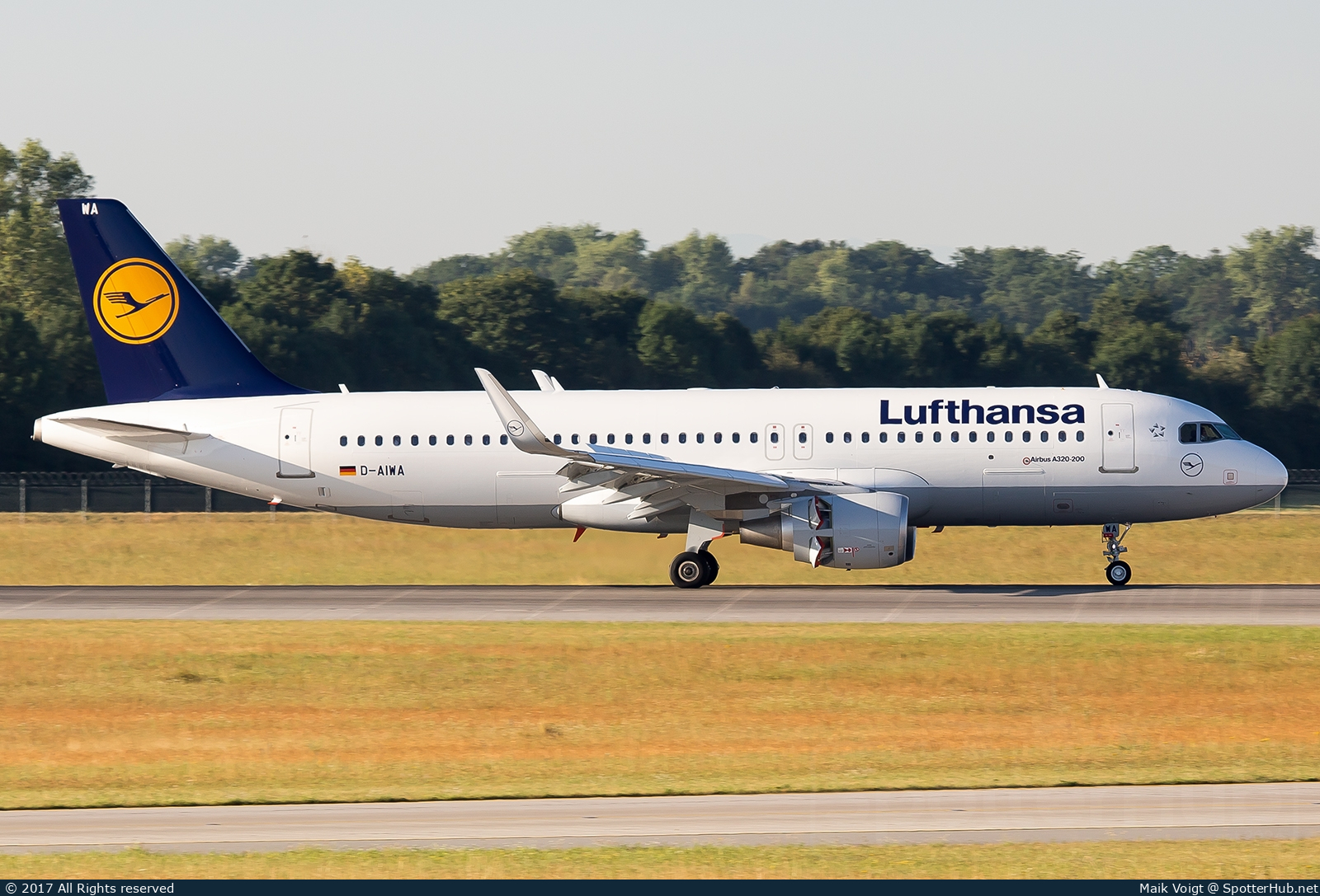 Photo of D-AIWA - Airbus A320-214 operated by Lufthansa