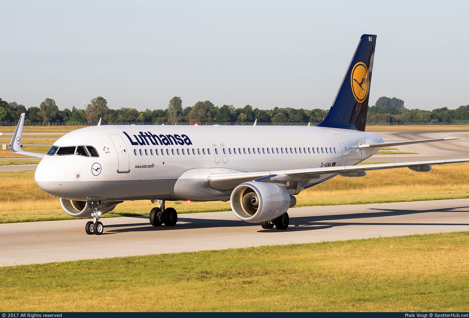 Photo of D-AIWA - Airbus A320-214 operated by Lufthansa