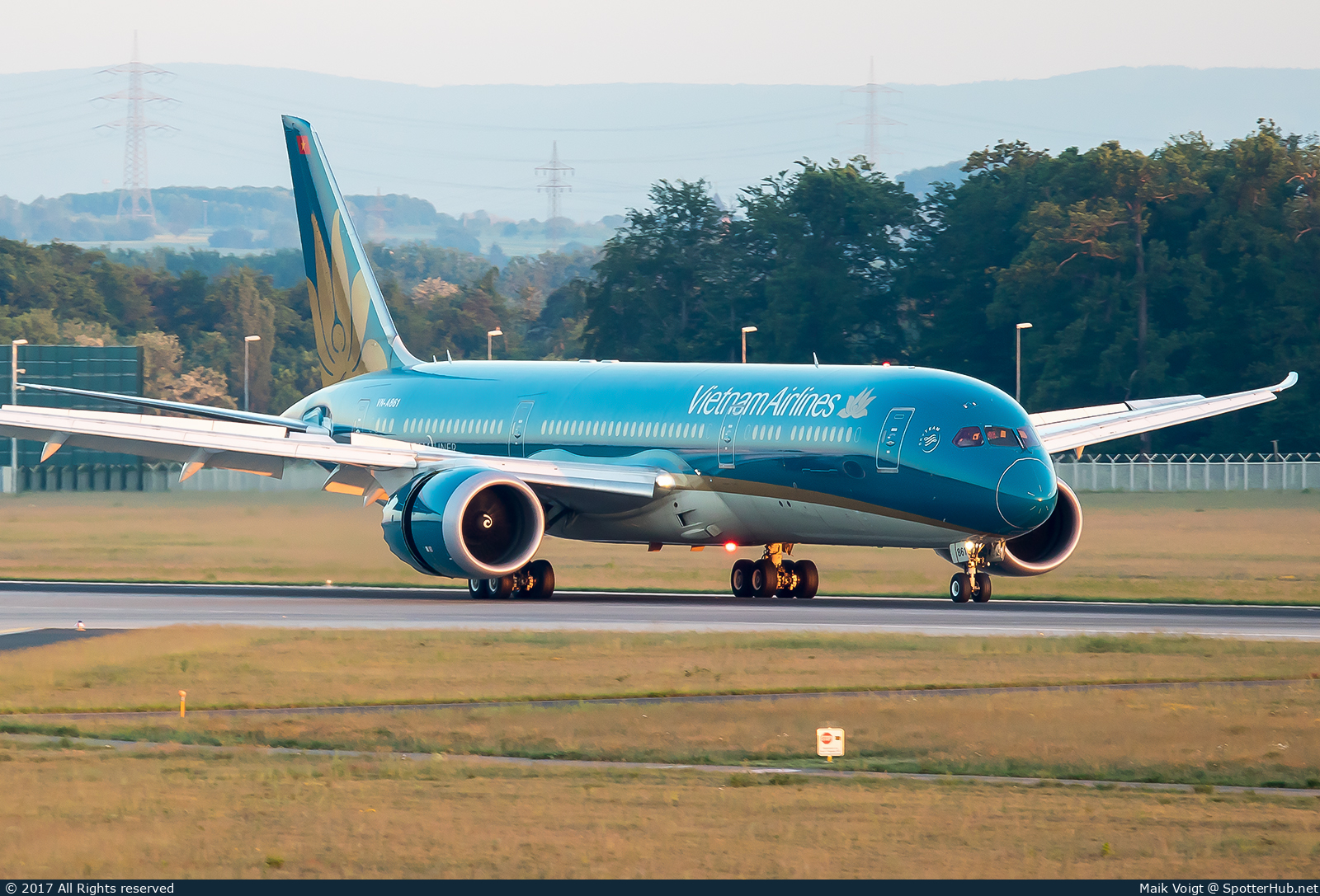 Photo of VN-A861 - Boeing 787-9 Dreamliner operated by Vietnam Airlines