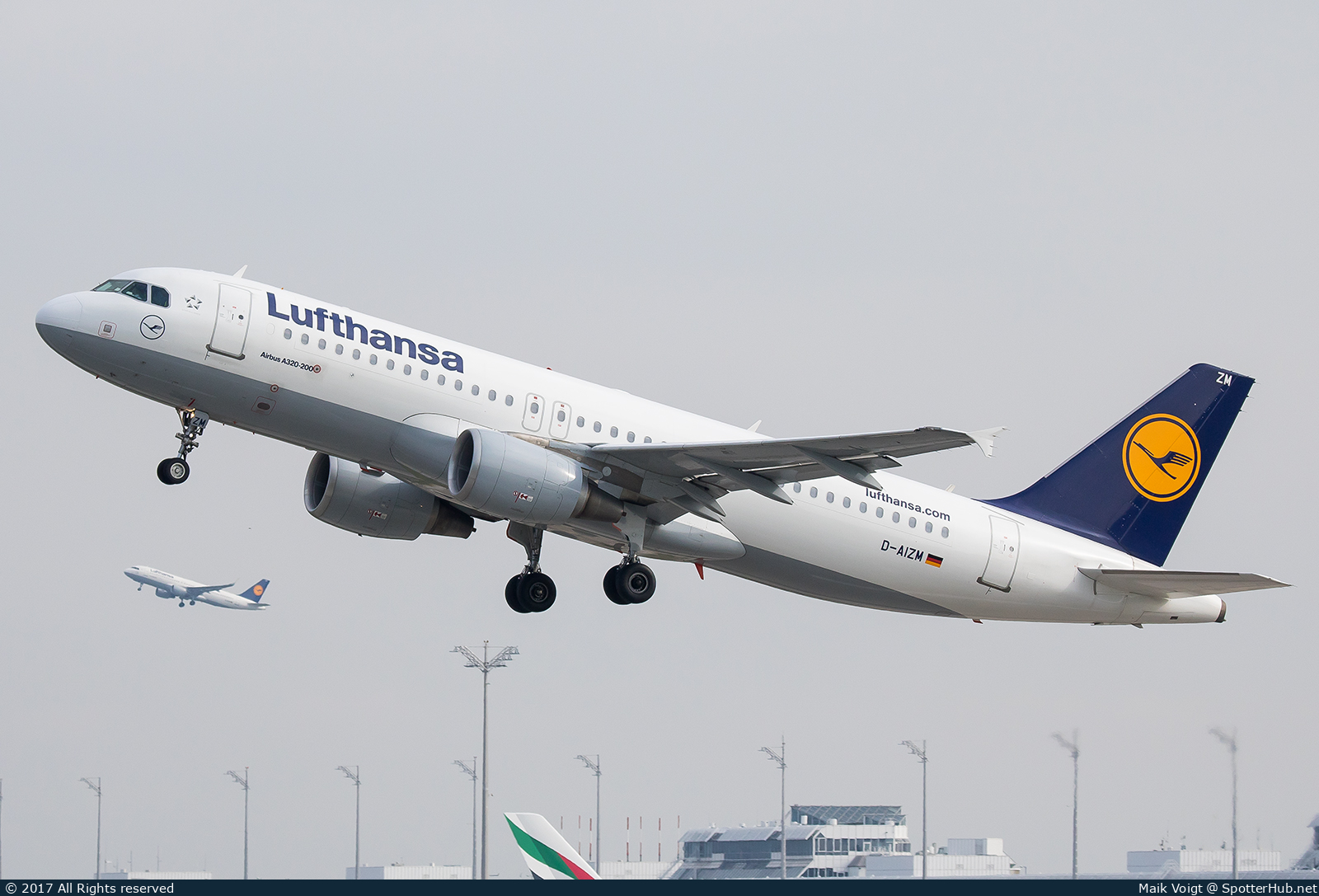 Photo of D-AIZM - Airbus A320-214 operated by Lufthansa
