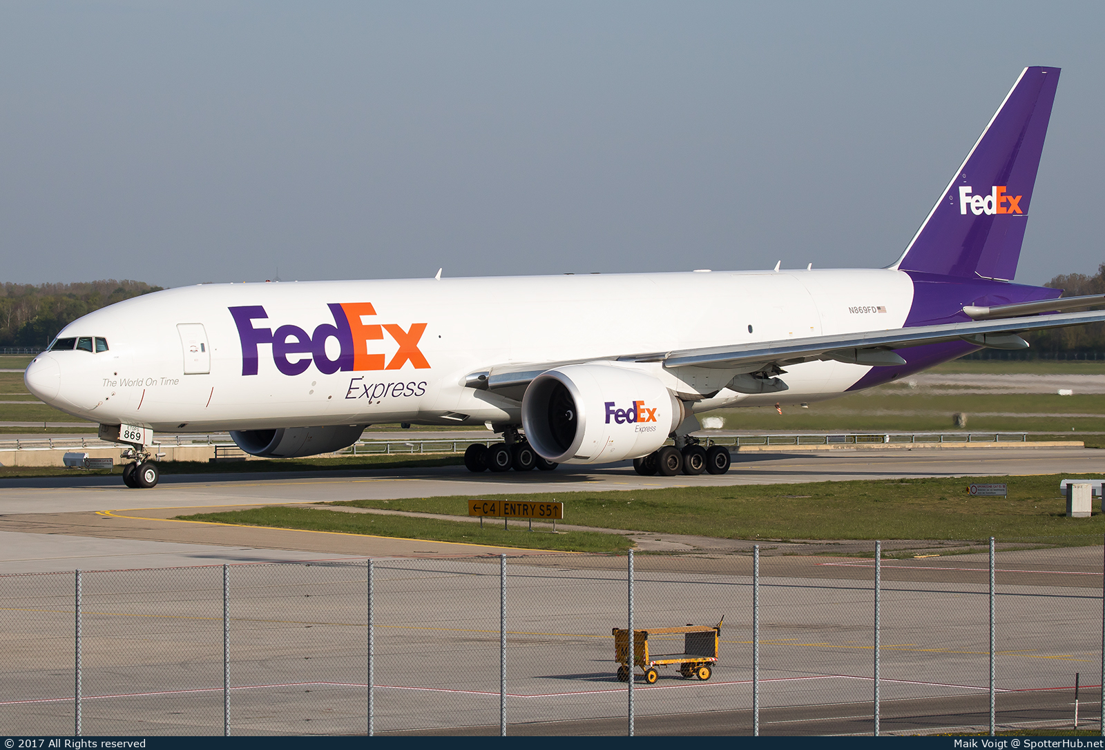 Photo of N869FD - Boeing 777-FS2 operated by FedEx