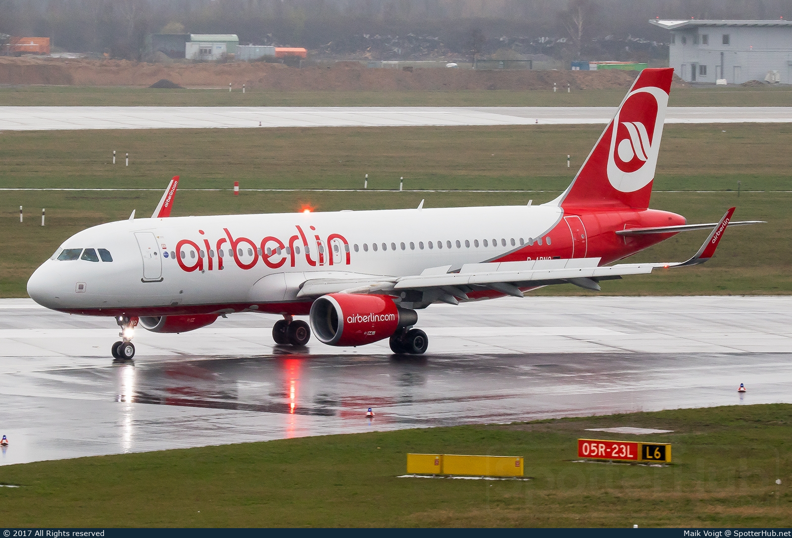 Photo of D-ABNQ - Airbus A320-214 operated by Air Berlin