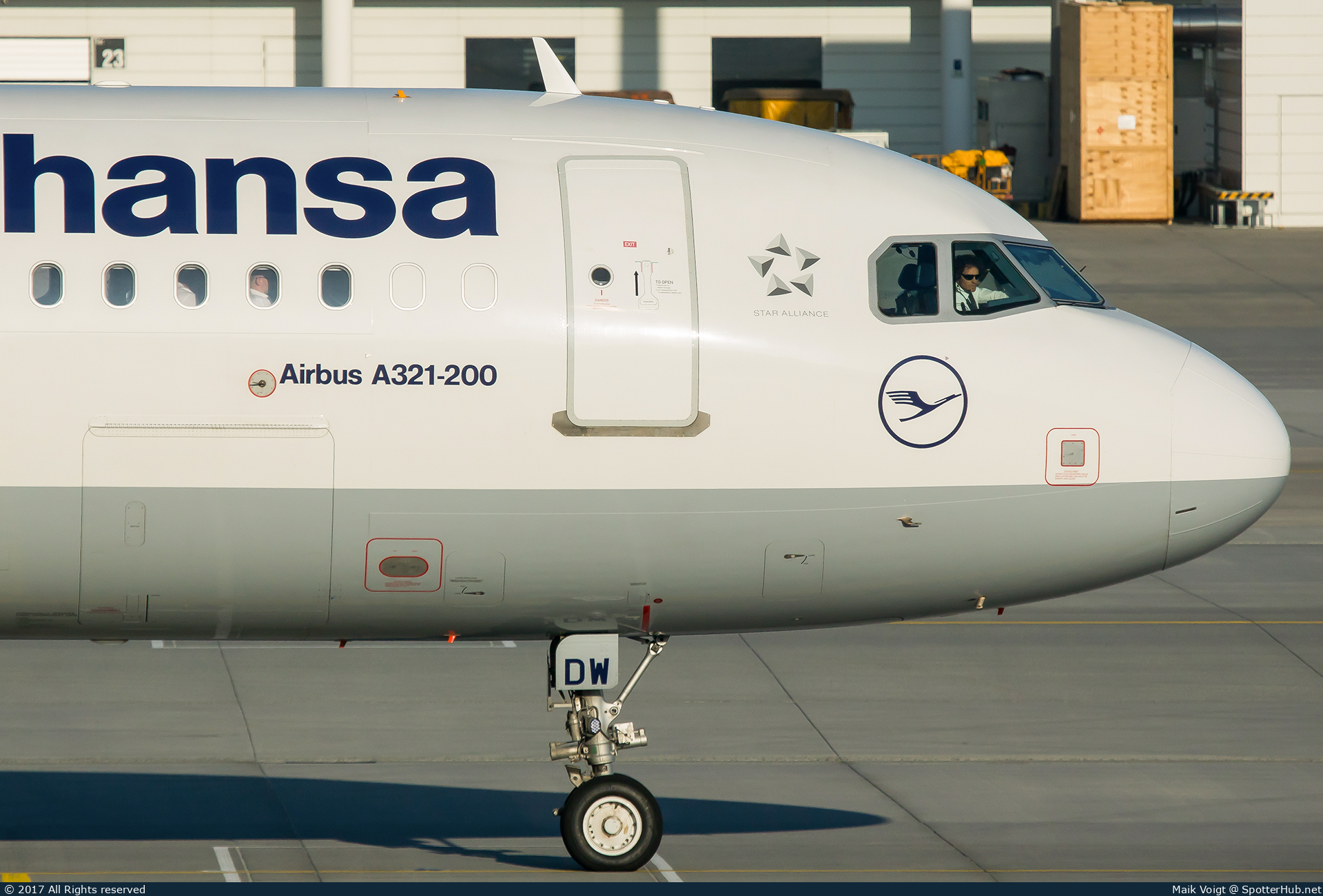 Photo of D-AIDW - Airbus A321-231 operated by Lufthansa
