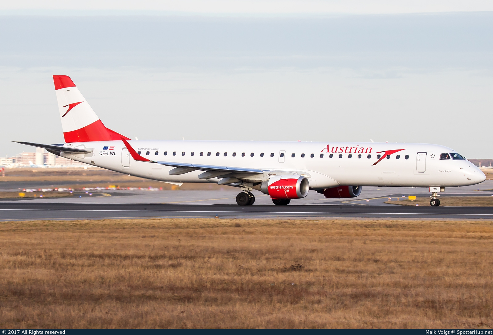 Photo of OE-LWD - Embraer ERJ-195LR operated by Austrian Airlines