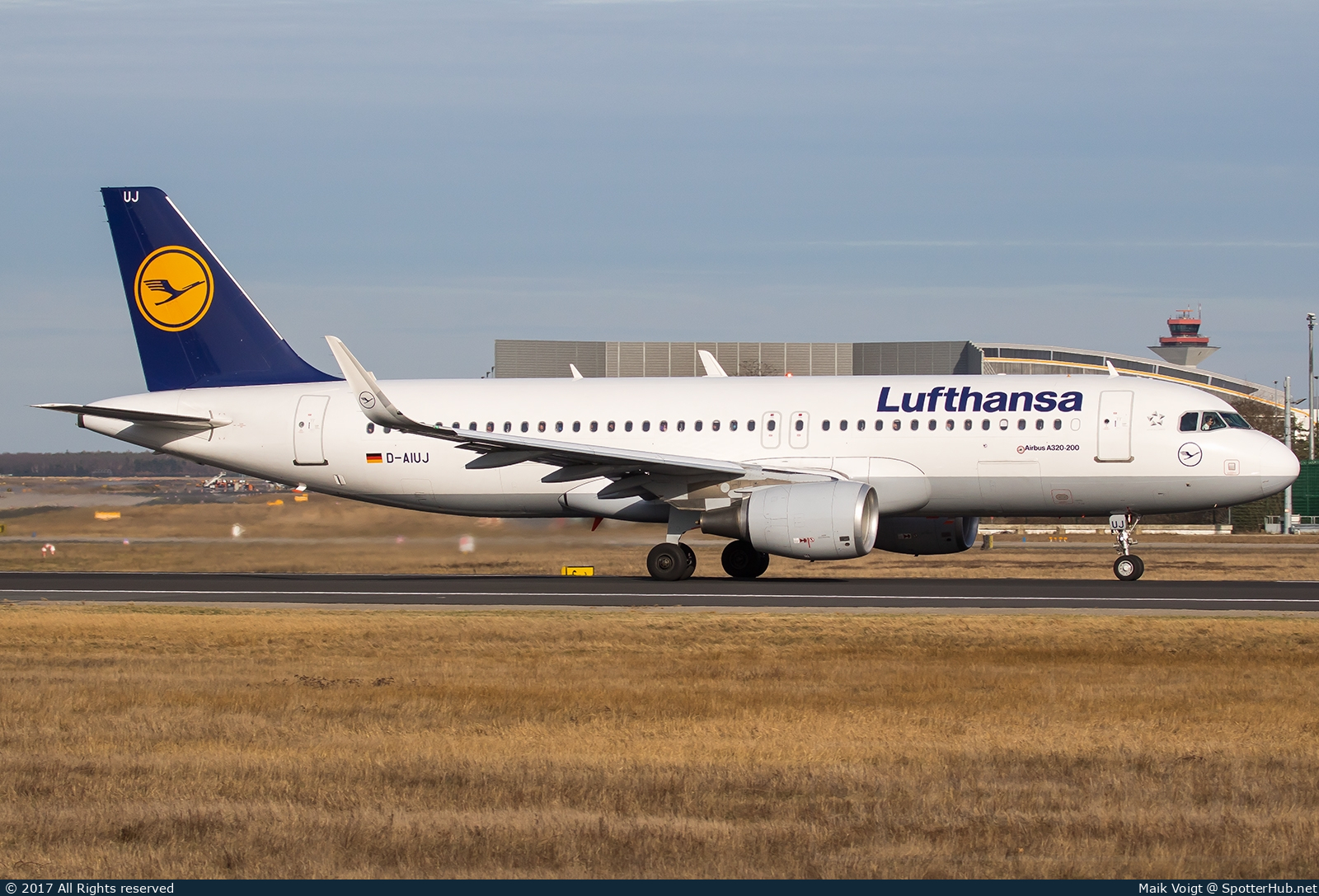 Photo of D-AIUJ - Airbus A320-214 operated by Lufthansa