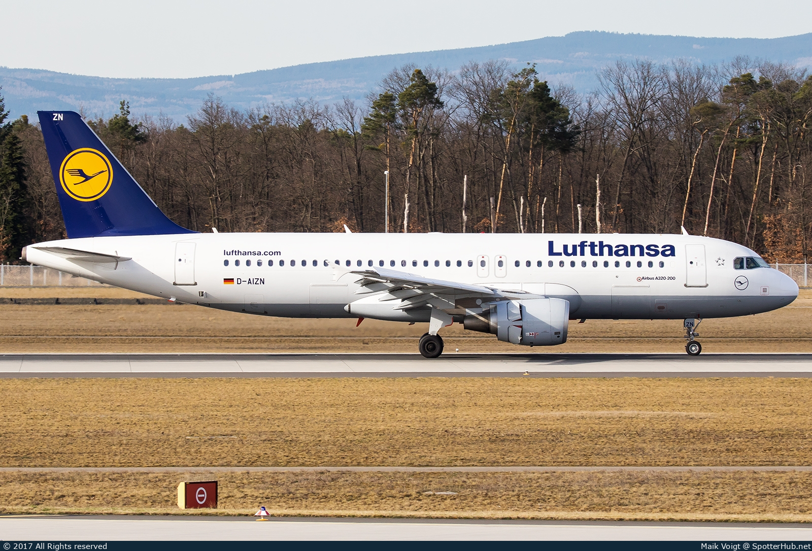 Photo of D-AIZN - Airbus A320-214 operated by Lufthansa