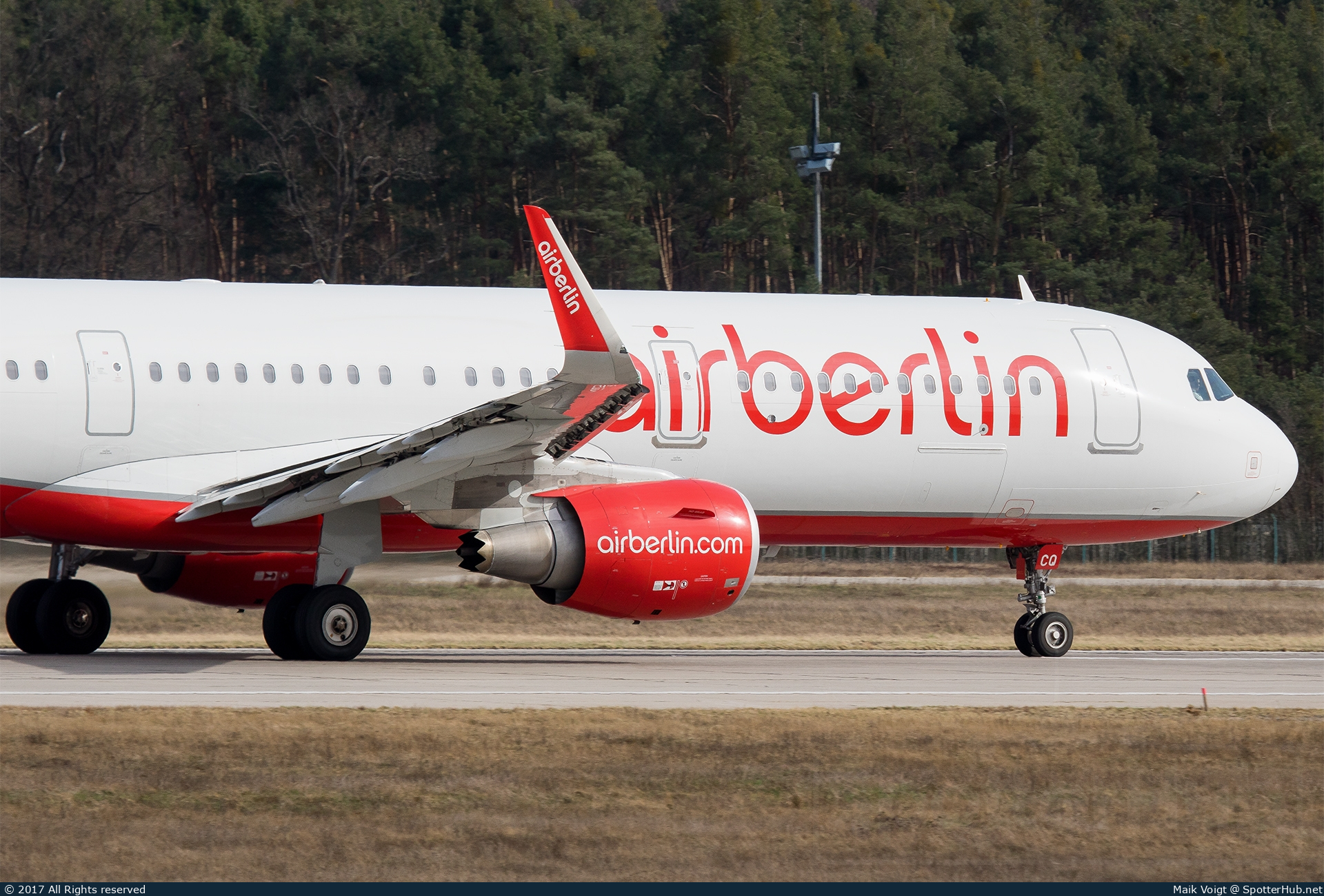 Photo of D-ABCQ - Airbus A321-211 operated by Air Berlin
