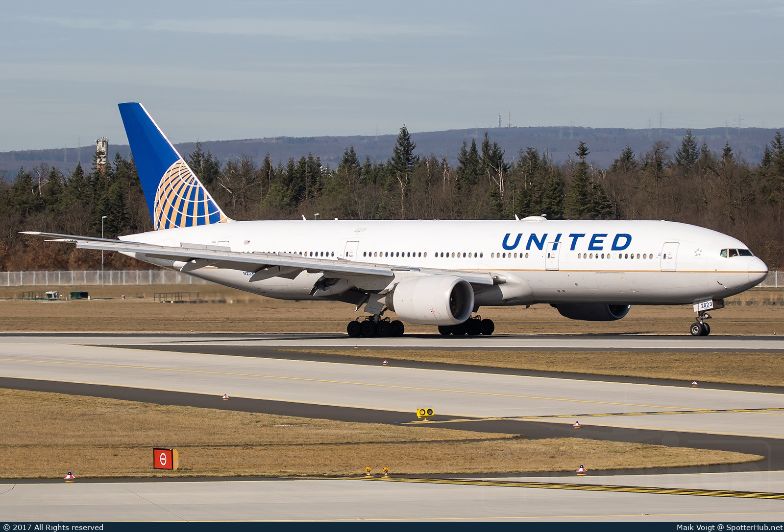 Photo of N223UA - Boeing 777-222(ER) operated by United Airlines