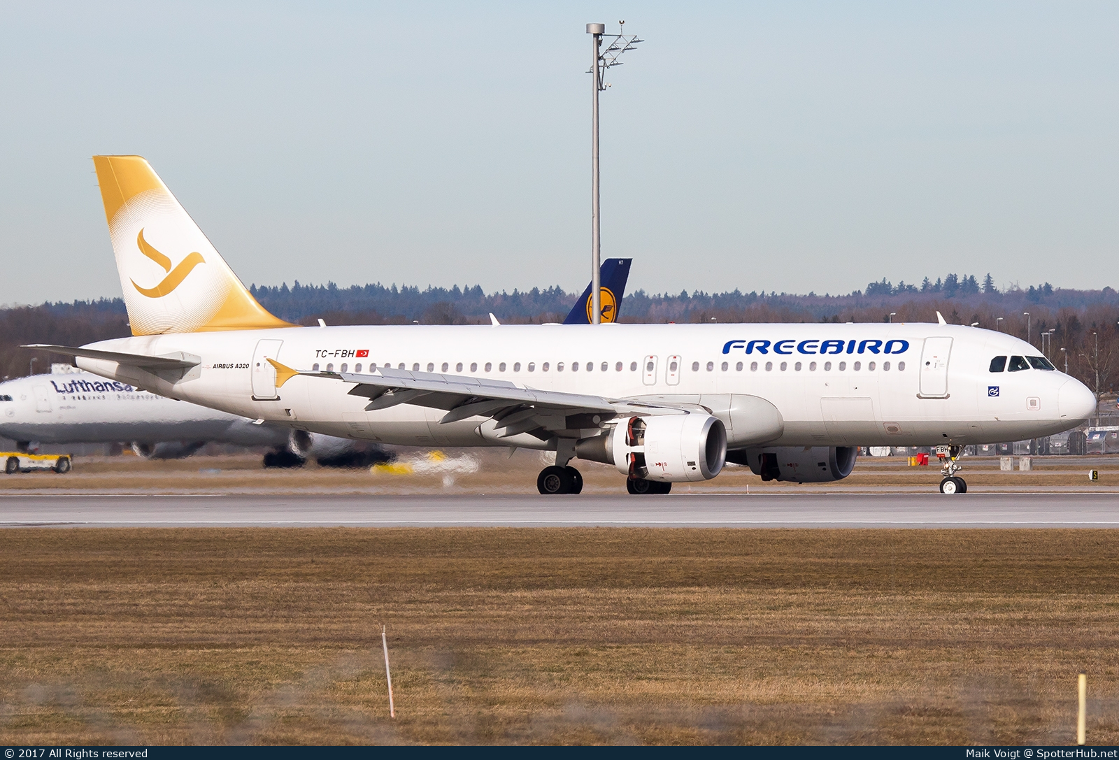 Photo of TC-FBH - Airbus A320-214 operated by Freebird Airlines