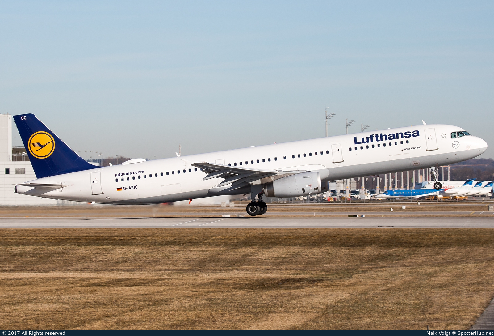 Photo of D-AIDC - Airbus A321-231 operated by Lufthansa