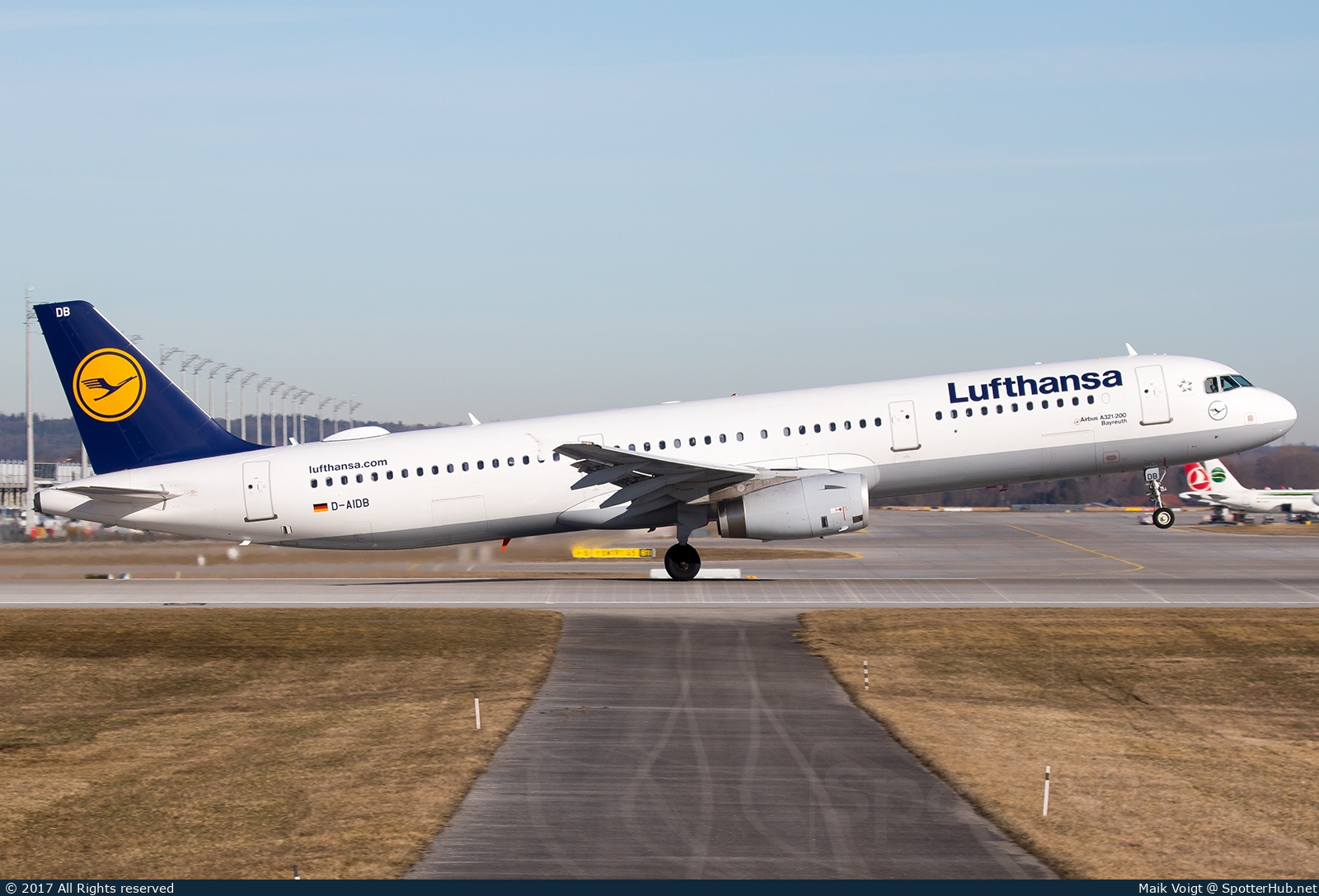 Photo of D-AIDB - Airbus A321-231 operated by Lufthansa
