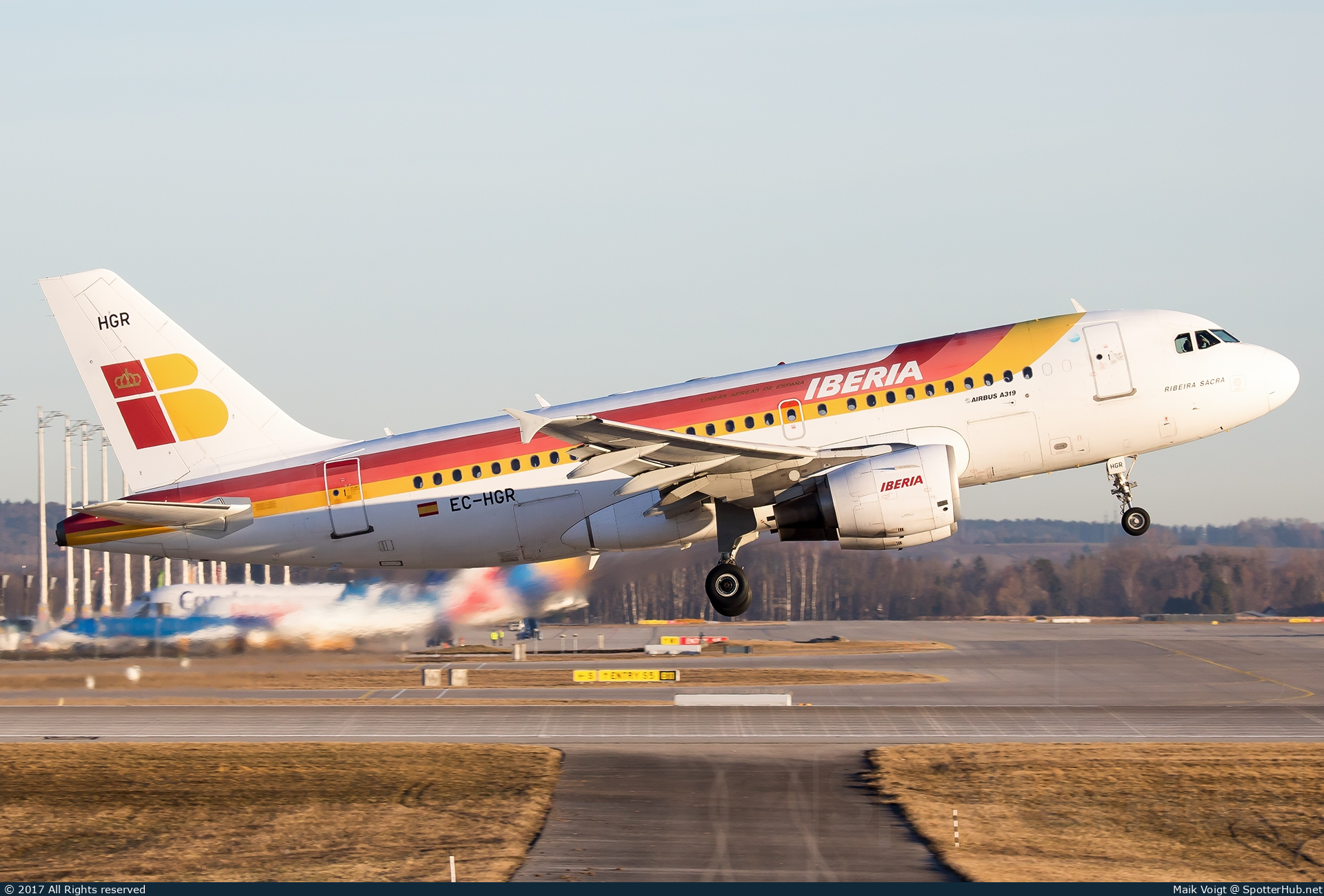 Photo of EC-HGR - Airbus A319-111 operated by Iberia