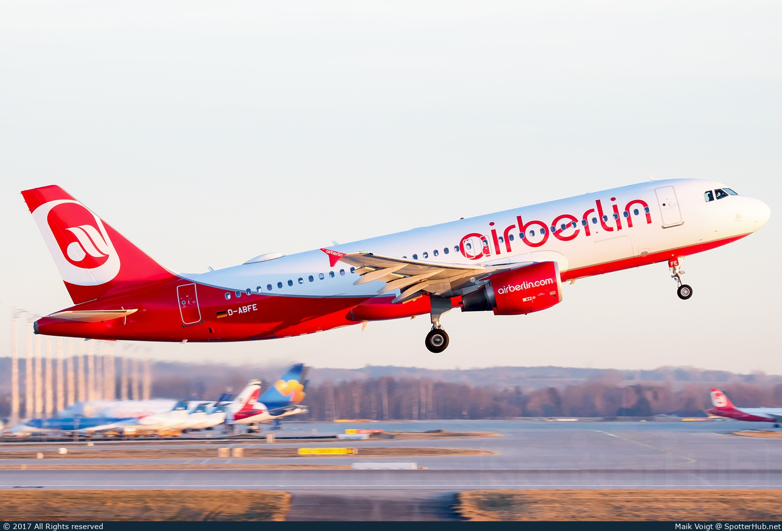 Photo of D-ABFE - Airbus A320-214 operated by Air Berlin