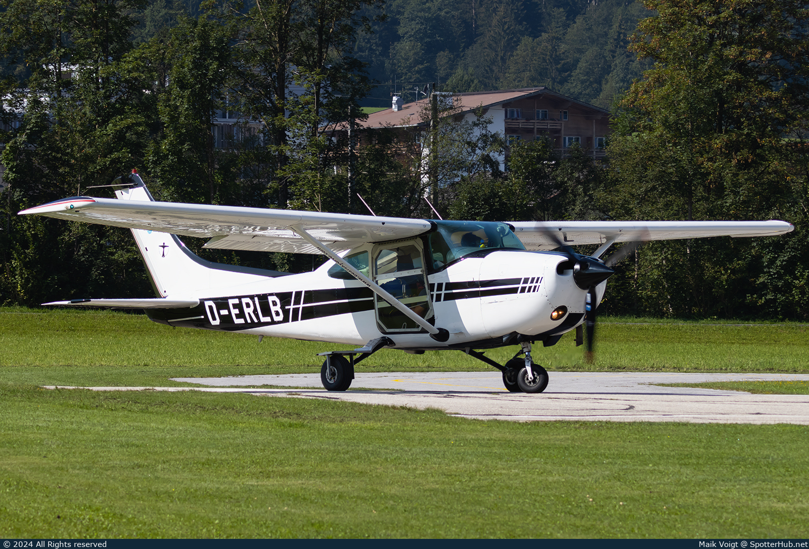 Photo of D-ERLB - Cessna 182R Skylane operated by Private
