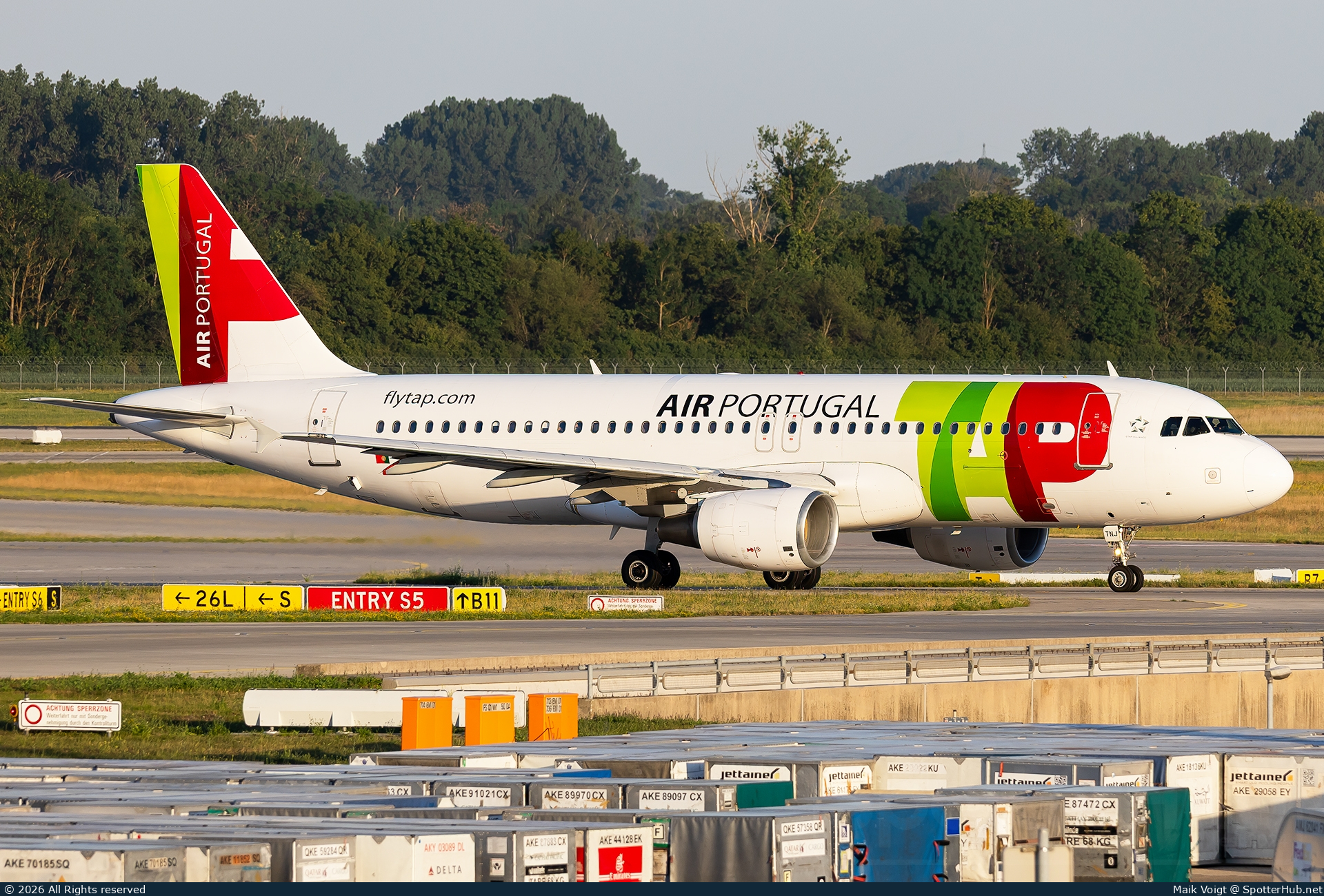 Photo of CS-TNJ - Airbus A320-214 operated by TAP Air Portugal