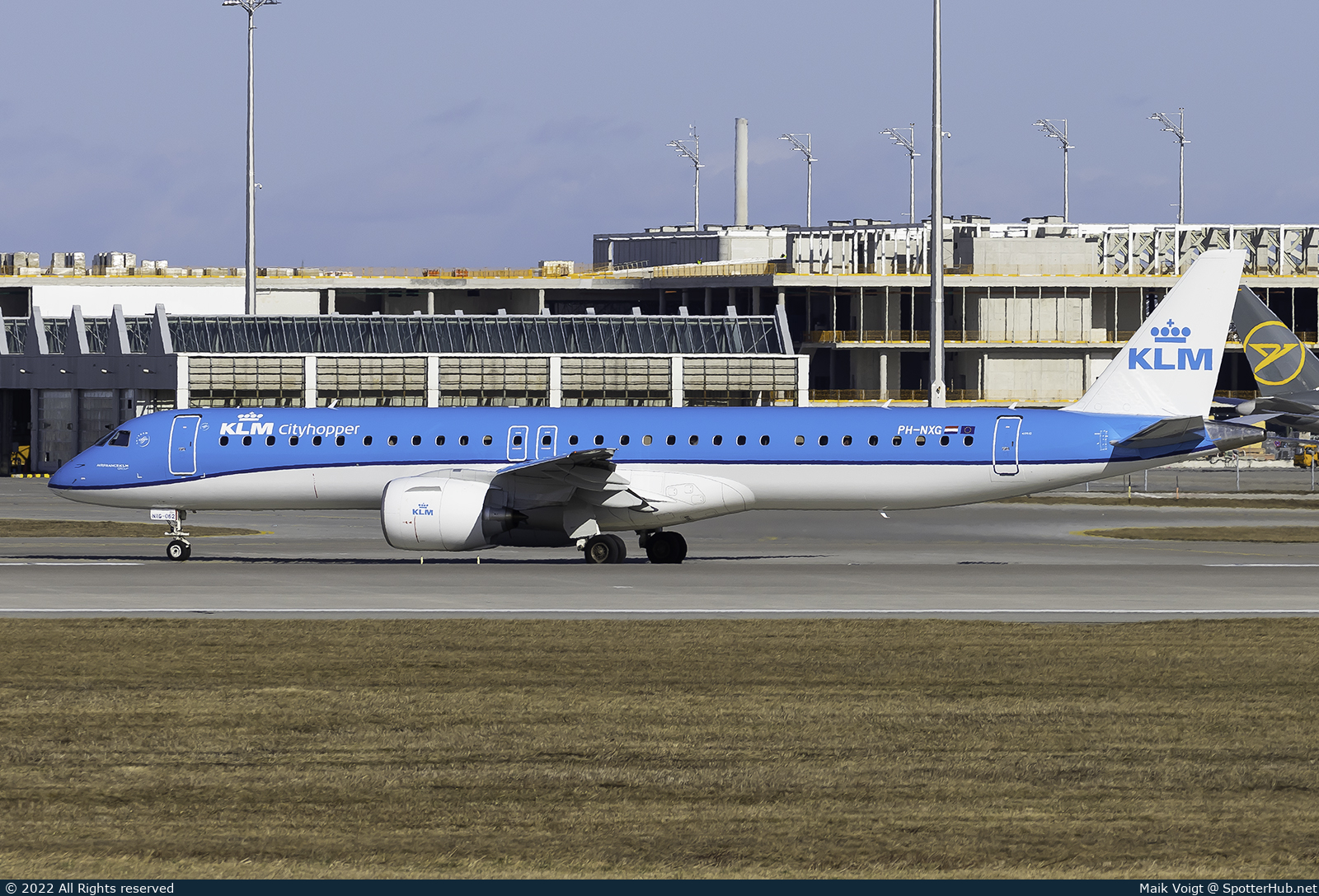 Photo of PH-NXG - Embraer ERJ-195-E2 operated by KLM Cityhopper