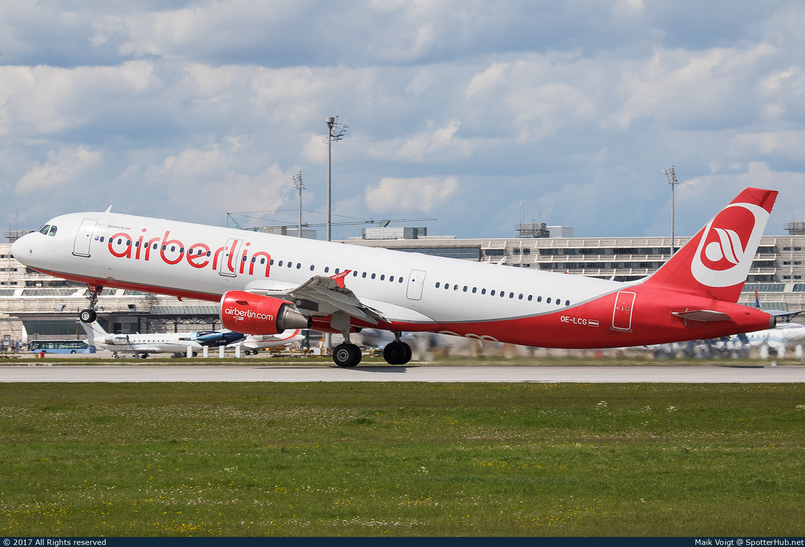 Photo of OE-LCG - Airbus A321-211 operated by Air Berlin (opb Niki)