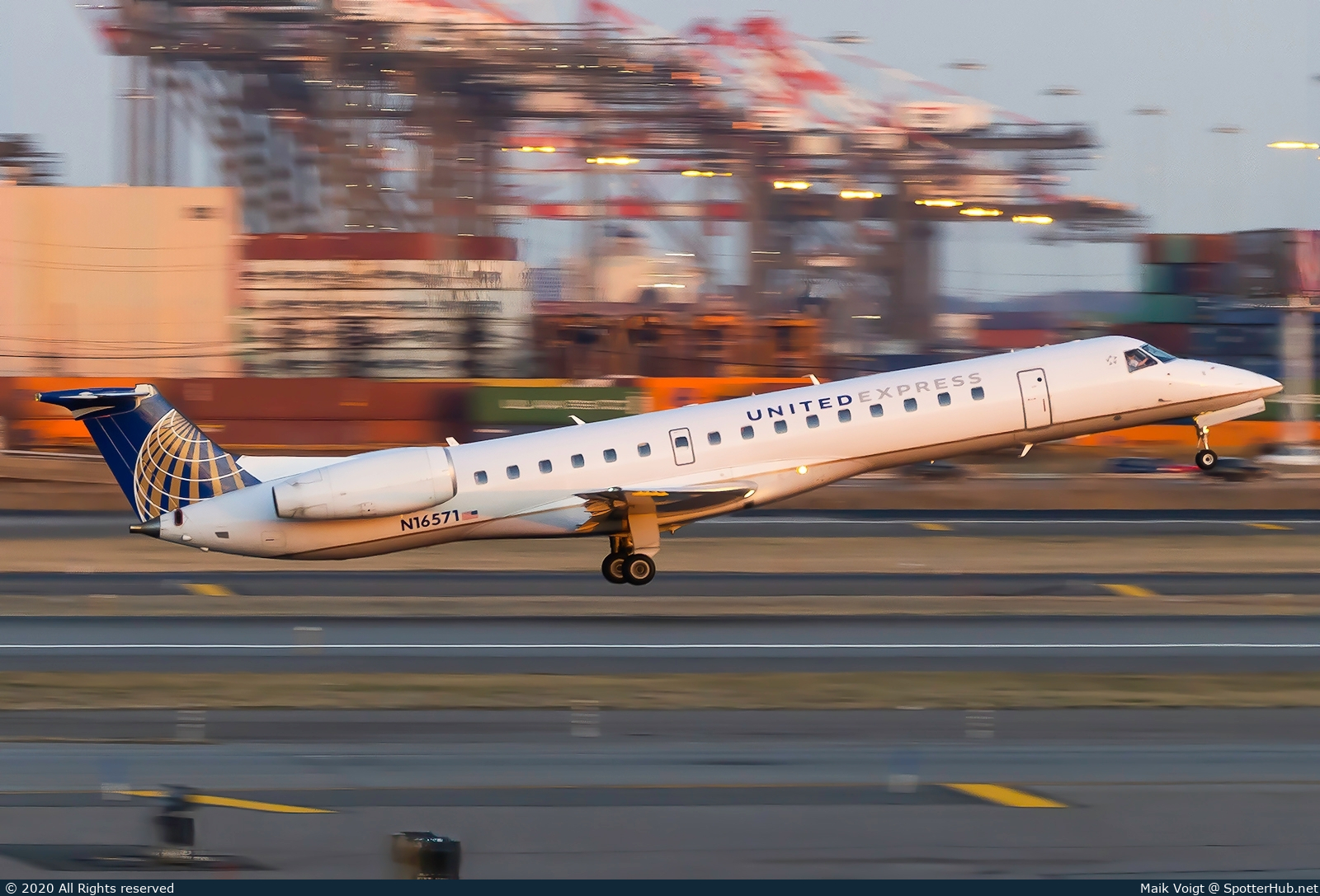 Photo of N16571 - Embraer ERJ-145LR operated by United Express (opb ExpressJet Airlines)