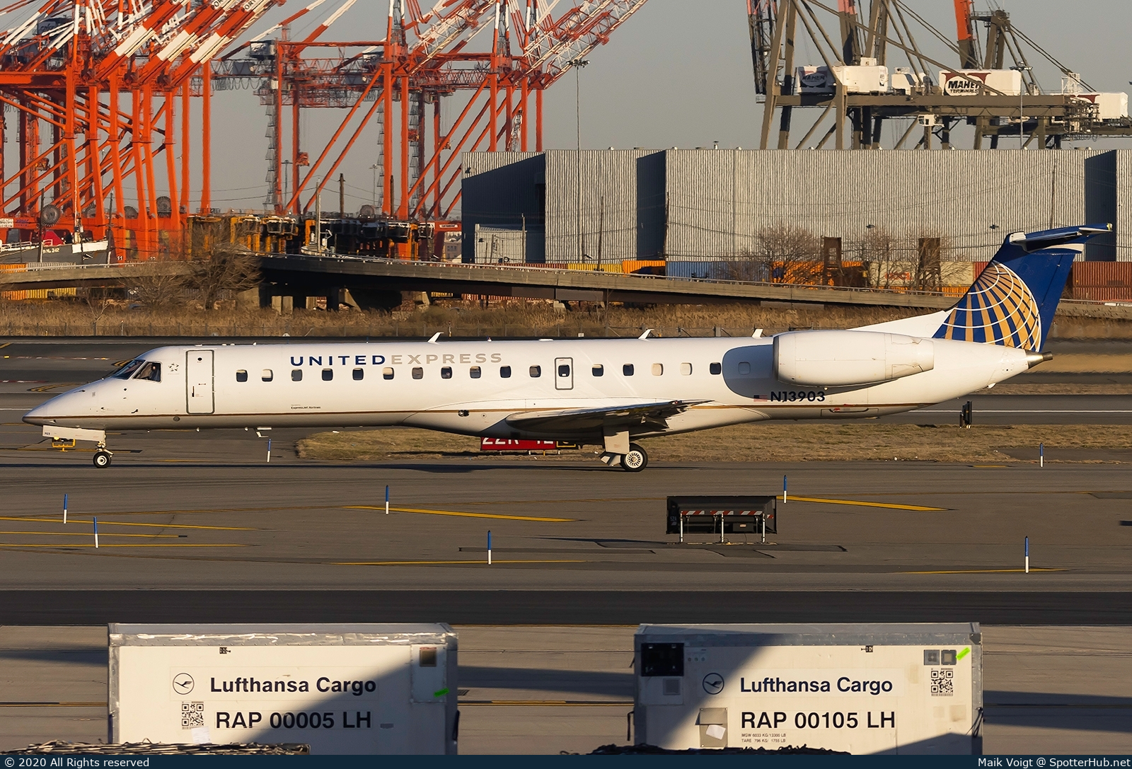 Photo of N13903 - Embraer ERJ-145LR operated by United Express (opb ExpressJet Airlines)