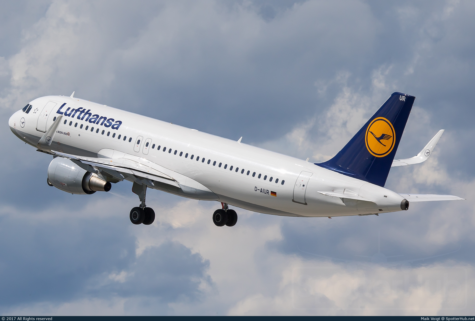 Photo of D-AIUR - Airbus A320-214 operated by Lufthansa