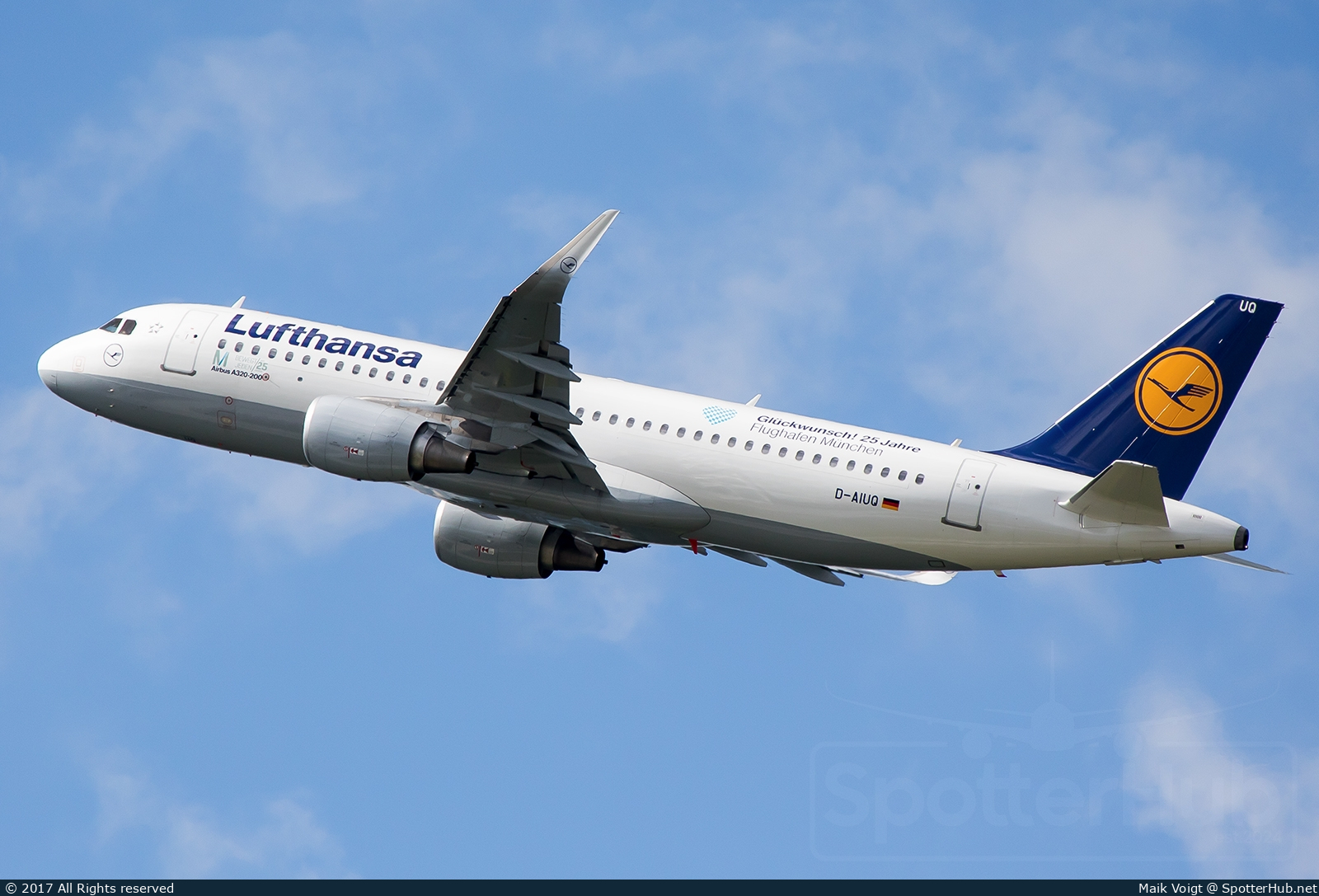 Photo of D-AIUQ - Airbus A320-214 operated by Lufthansa