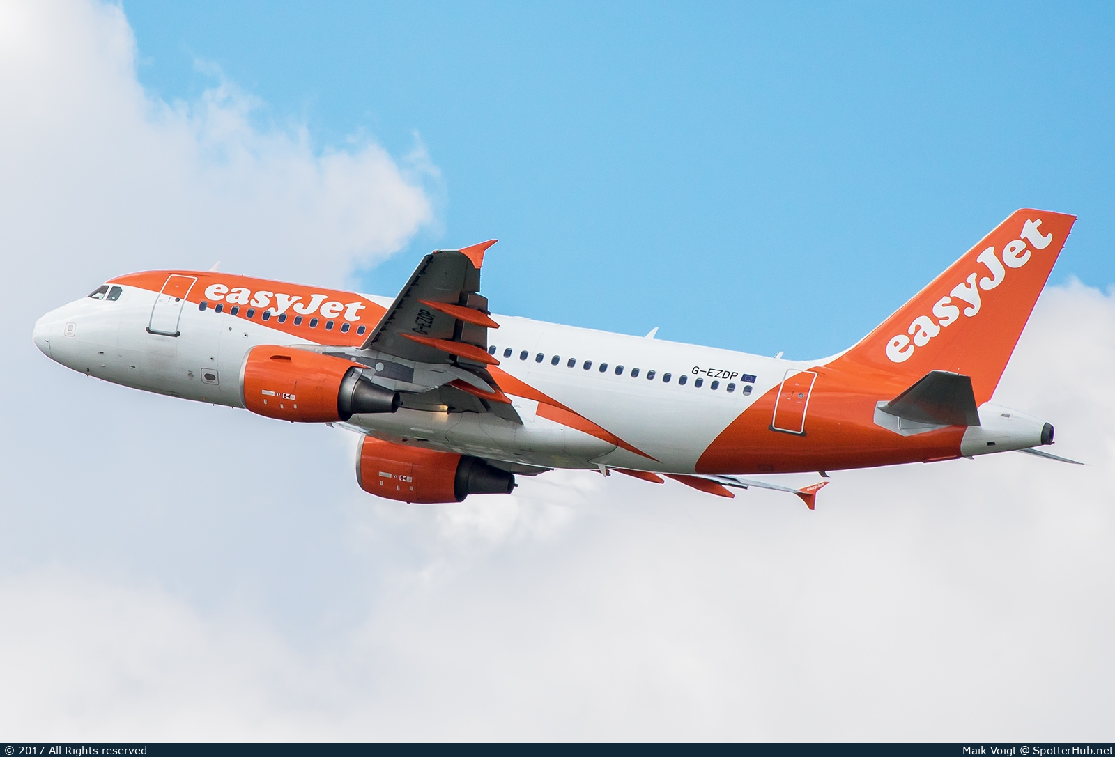Photo of G-EZDP - Airbus A319-111 operated by easyJet