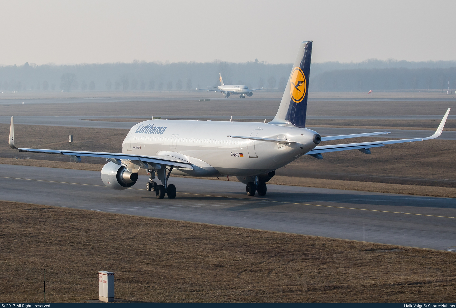 Photo of D-AIUT - Airbus A320-214 operated by Lufthansa