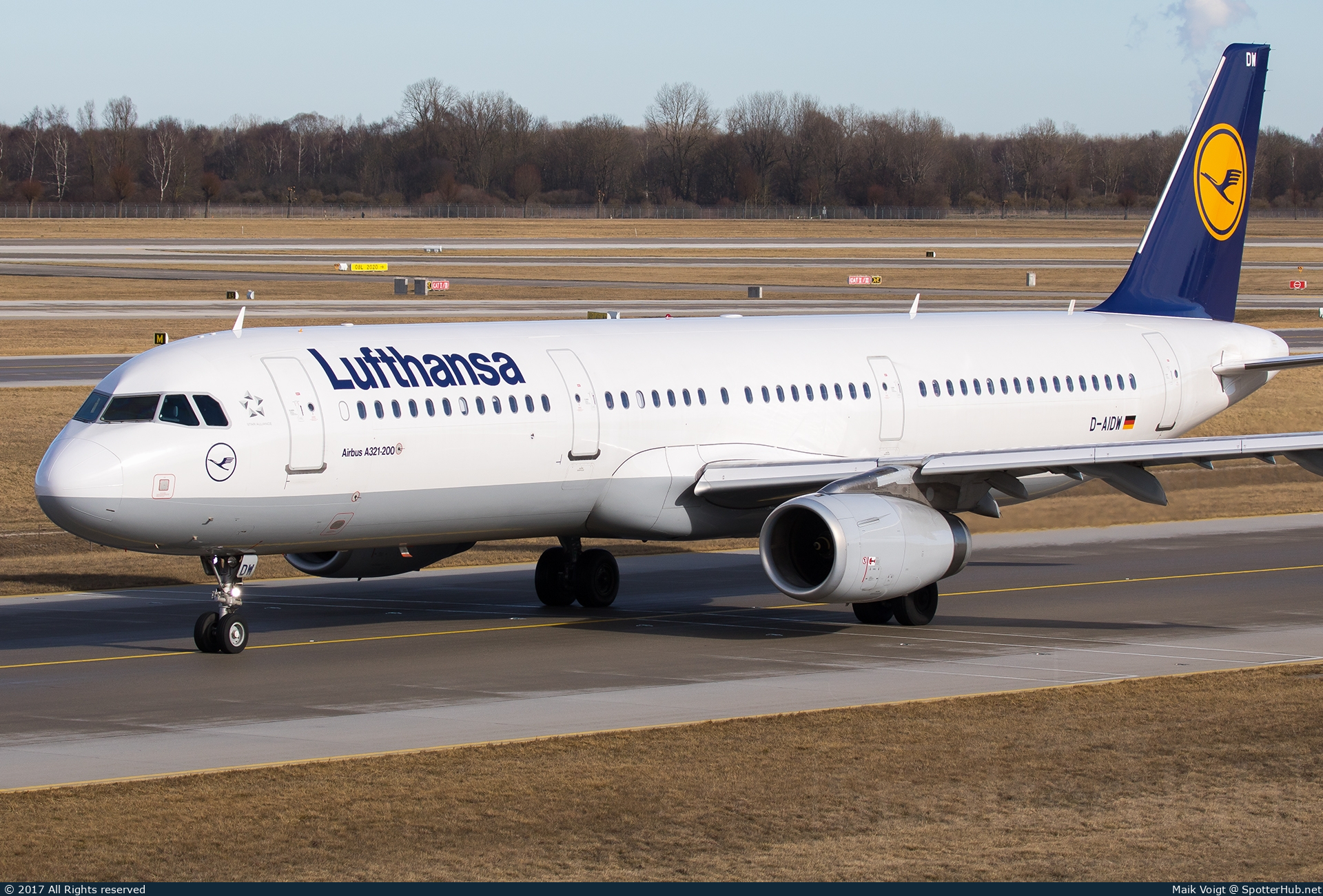 Photo of D-AIDW - Airbus A321-231 operated by Lufthansa