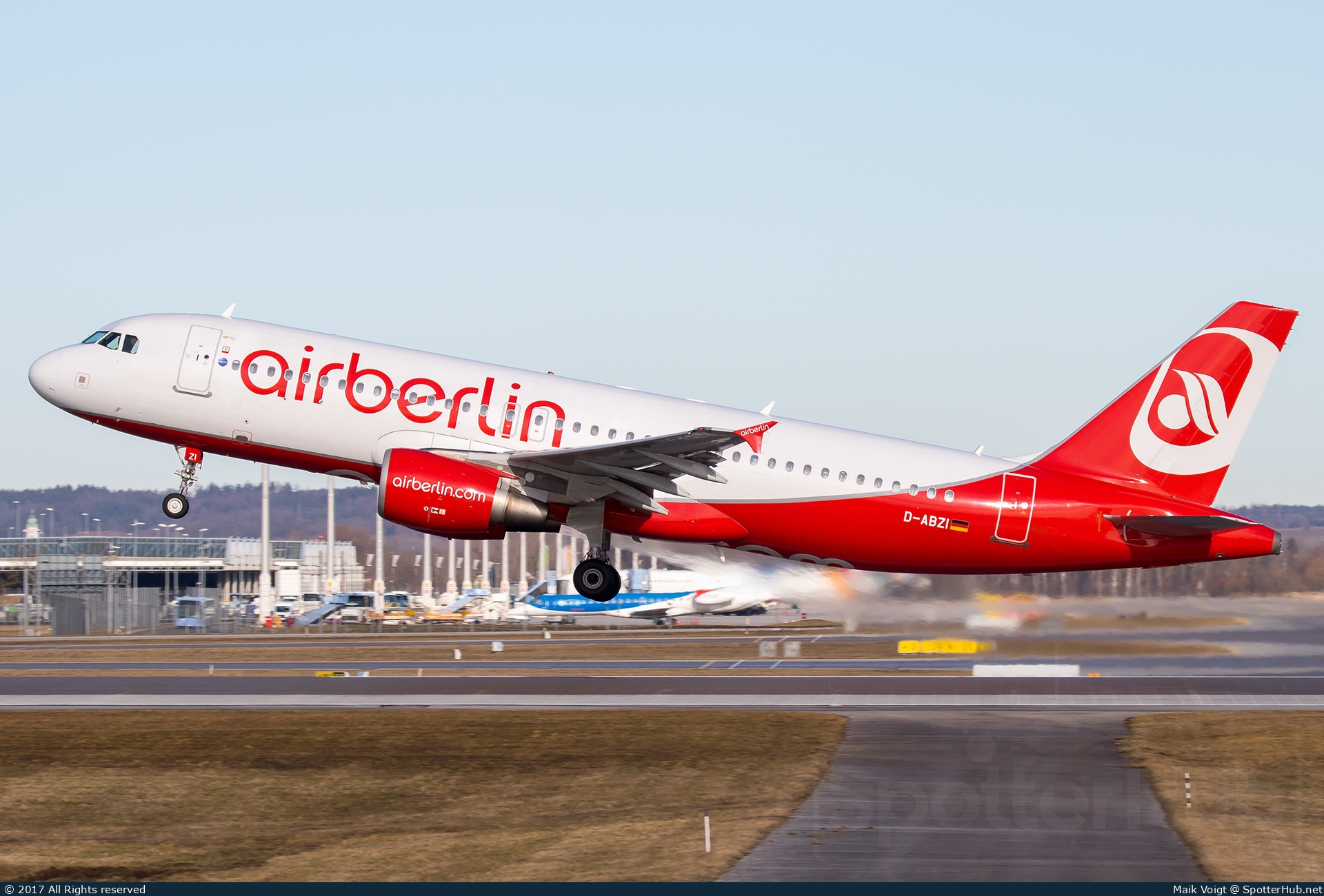 Photo of D-ABZI - Airbus A320-216 operated by Air Berlin